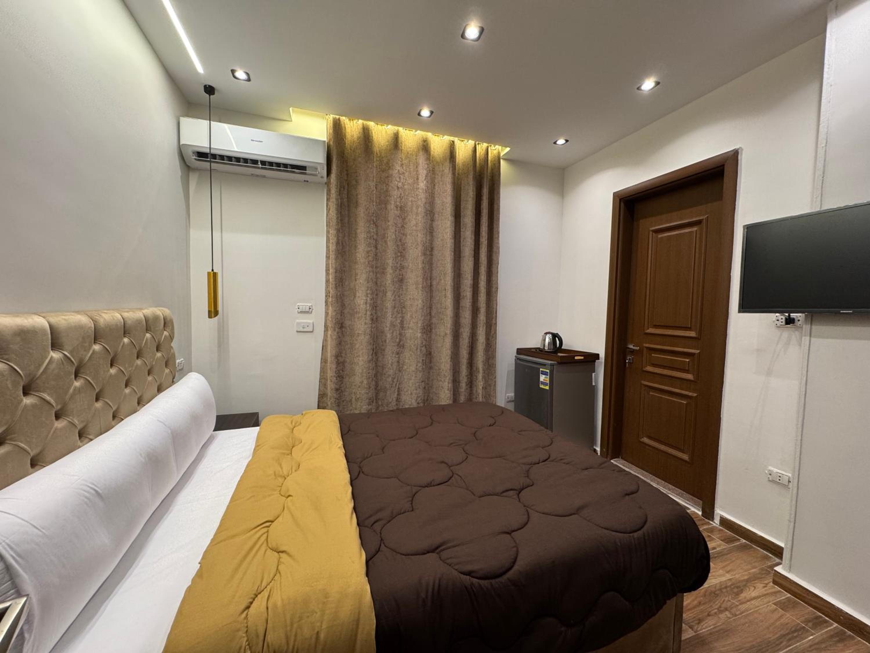 New White Pyramids Inn