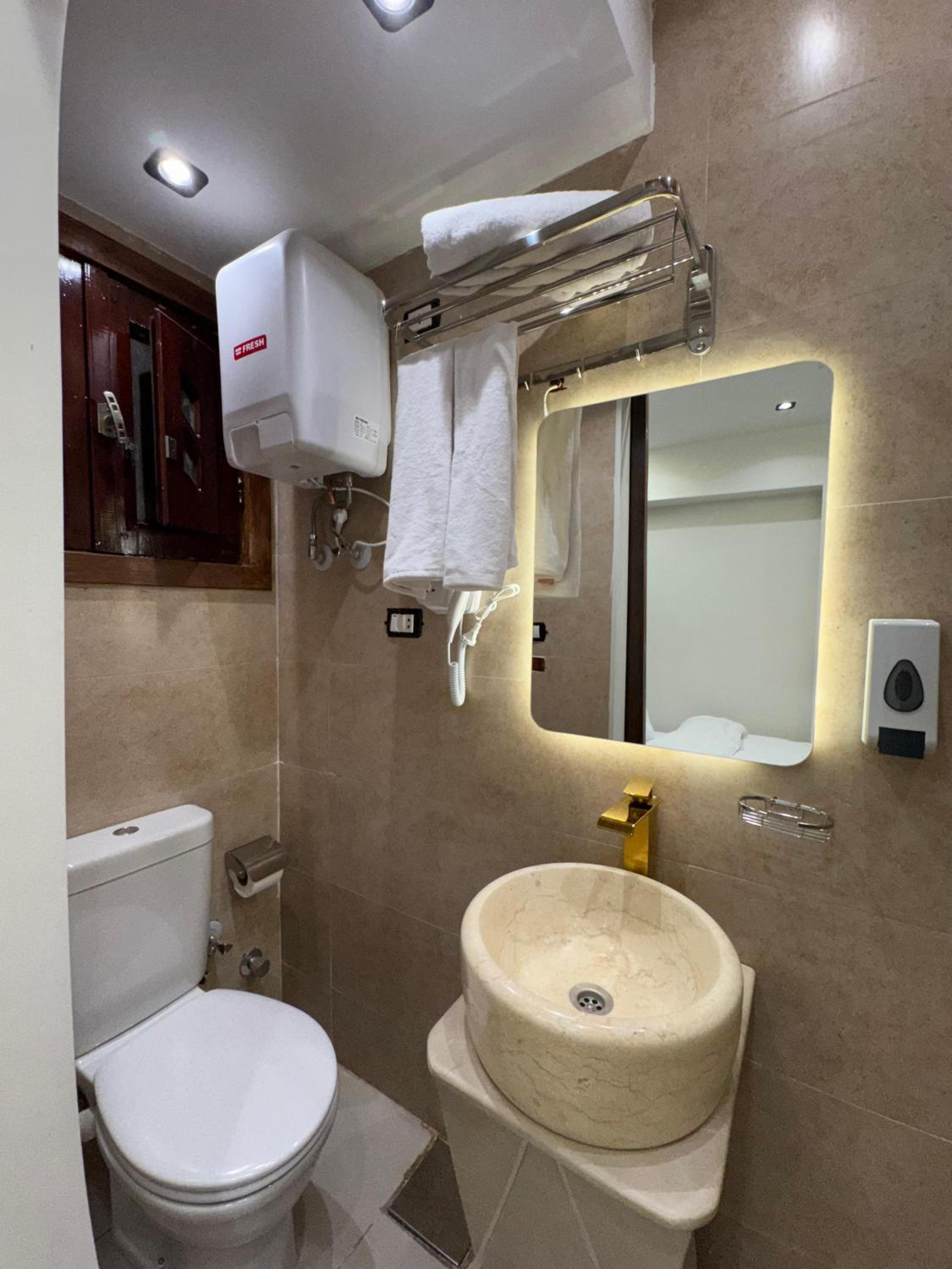 New White Pyramids Inn