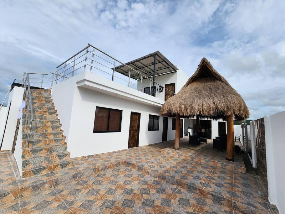Cabaña con piscina cerca al mar