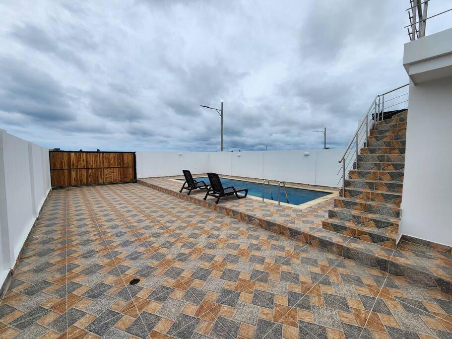 Cabaña con piscina cerca al mar