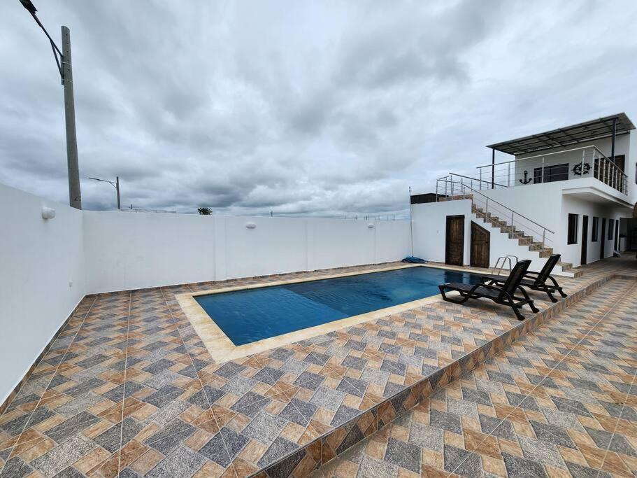 Cabaña con piscina cerca al mar