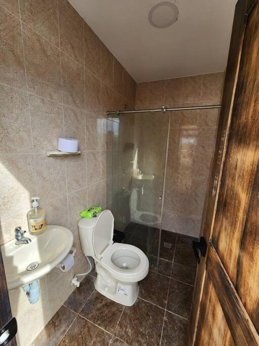 Cabaña con piscina cerca al mar