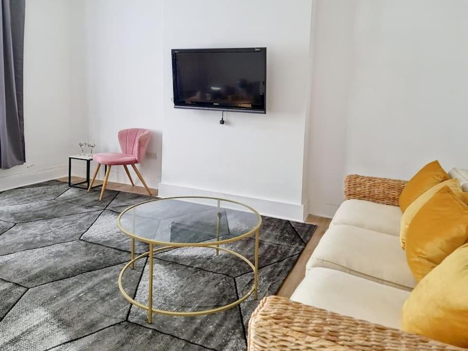 Evo Stays - 2 bedroom - 2 mins walk to Station Town Centre