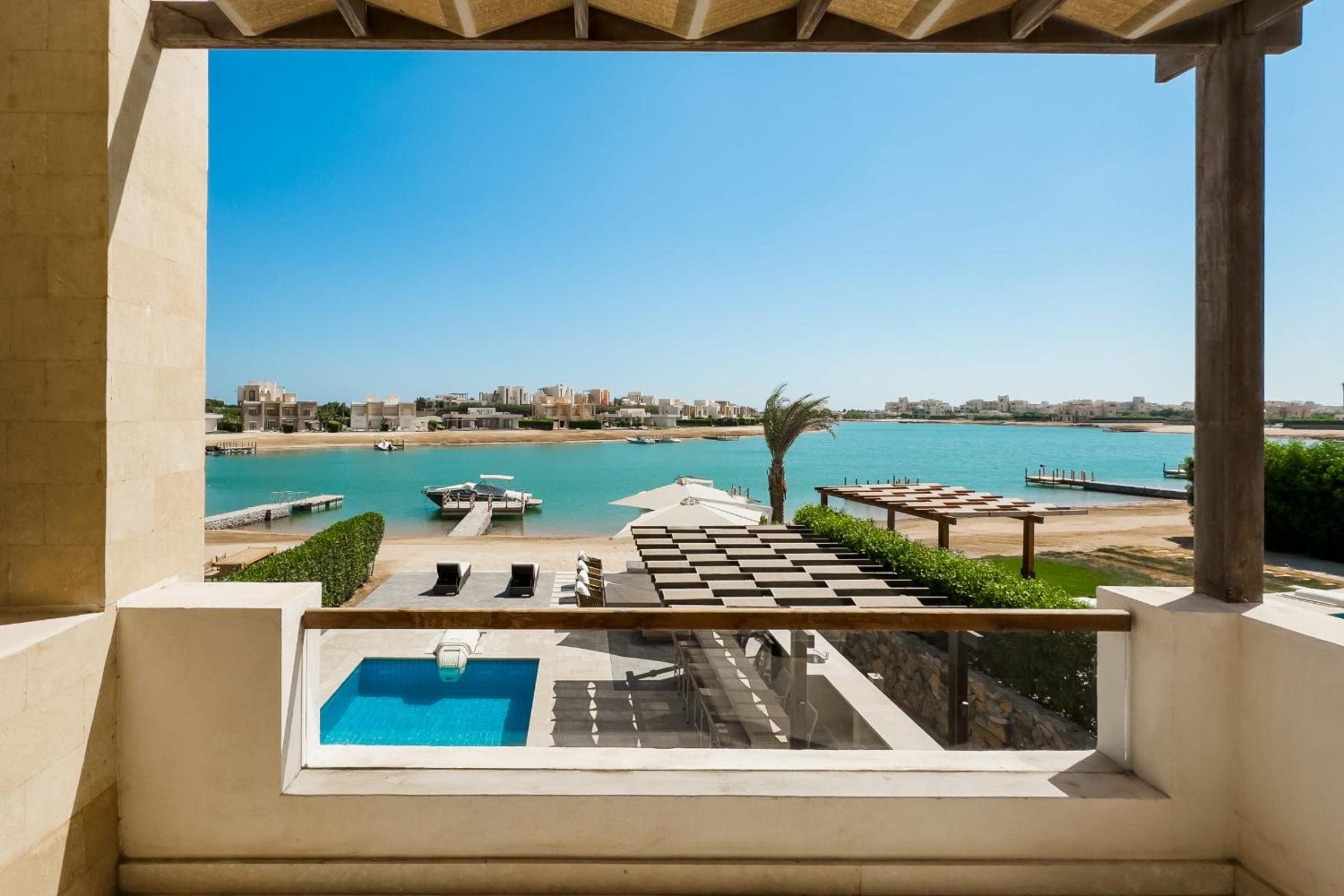 Posh & Eclectic 4 BDR Villa Fanadir Bay