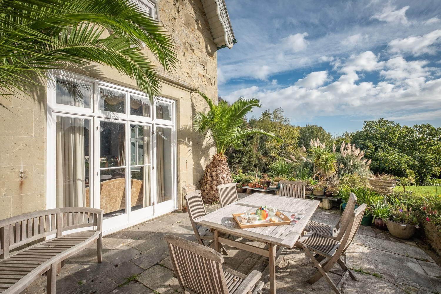 Lisle Combe