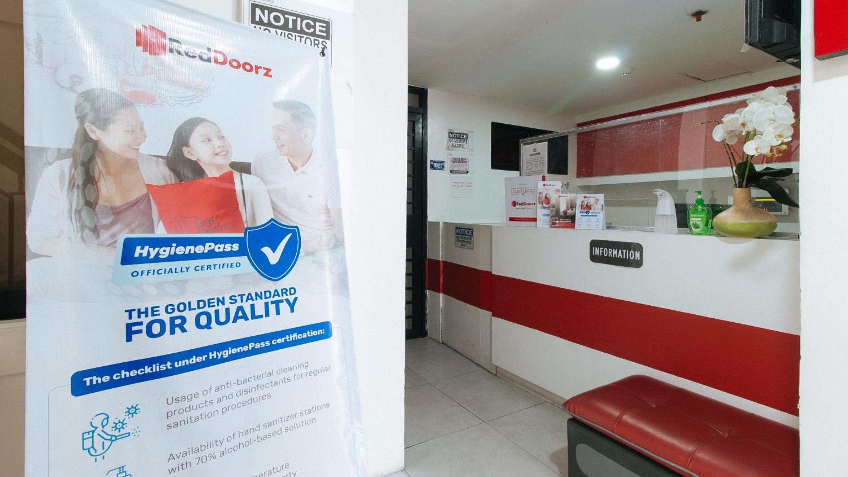 RedDoorz at DBuilders Rooms Bangkal Makati