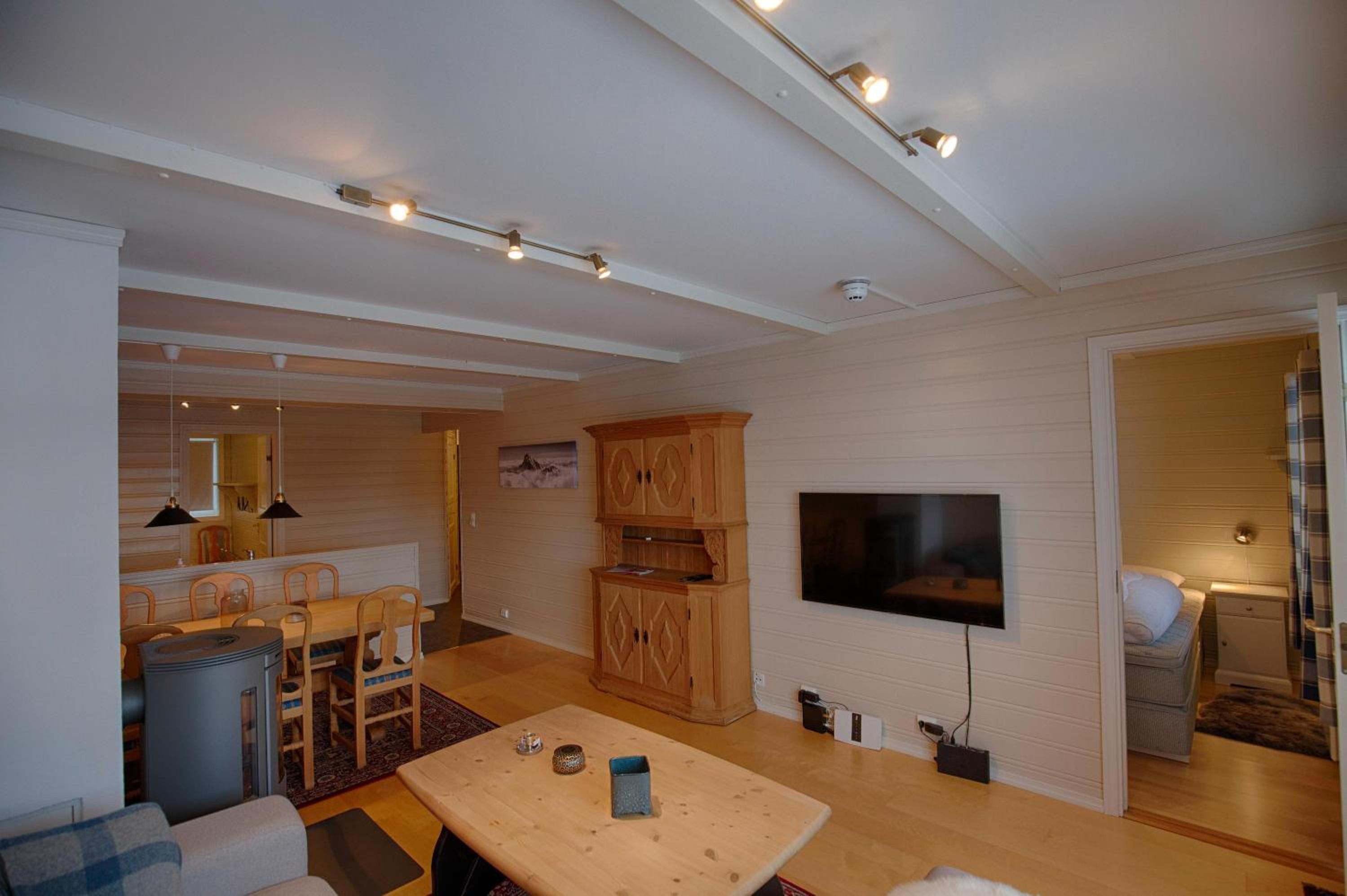 Spacious Stay With 3 Bedrooms And 2 Baths view 2