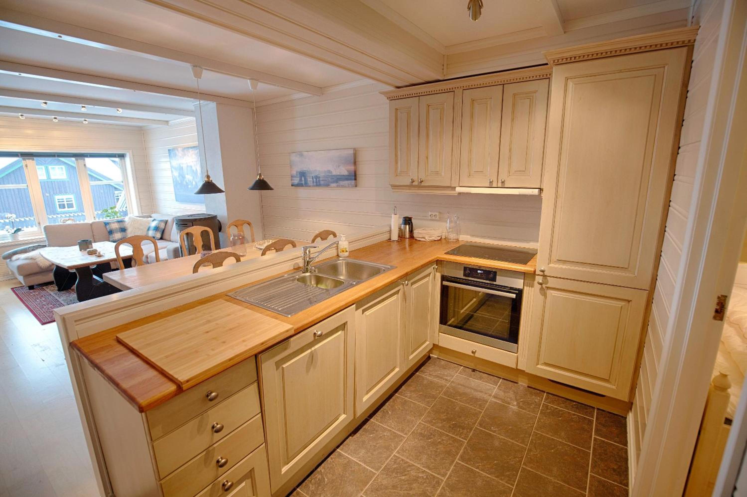 Spacious Stay With 3 Bedrooms And 2 Baths view 3