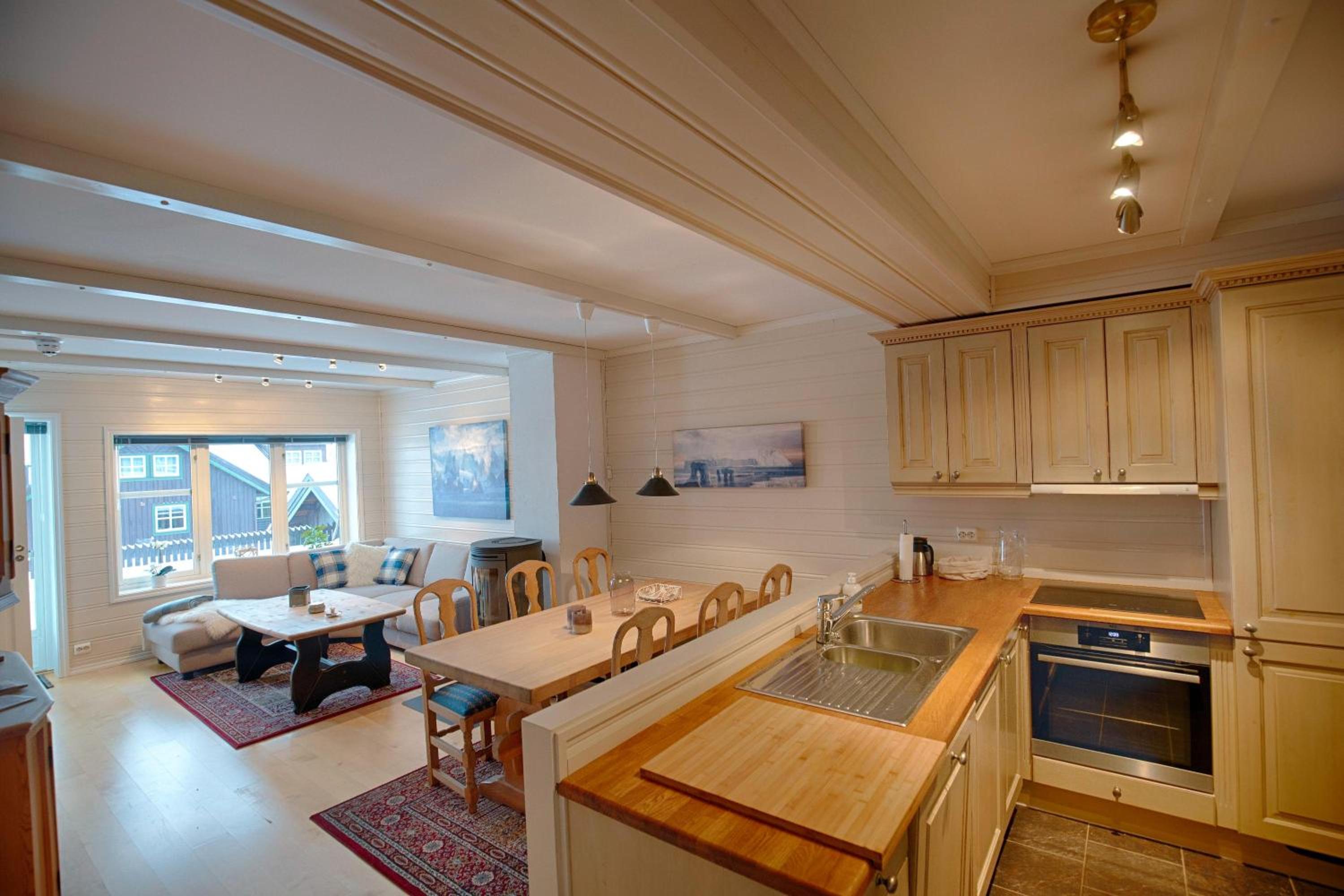 Spacious Stay With 3 Bedrooms And 2 Baths view 4