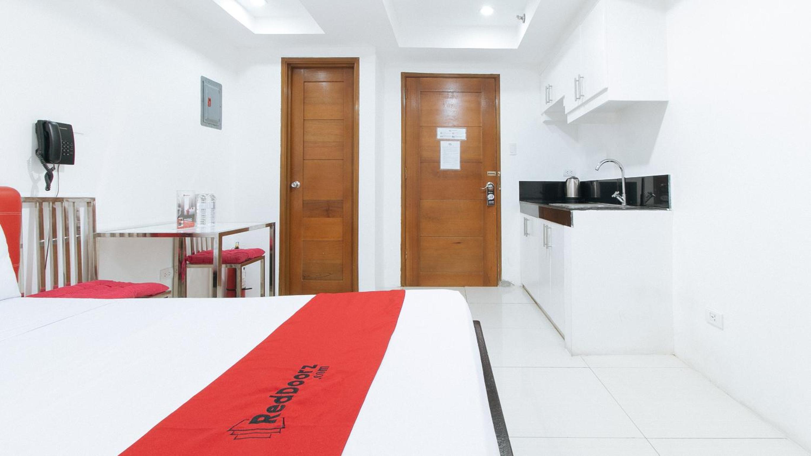 RedDoorz at DBuilders Rooms Bangkal Makati