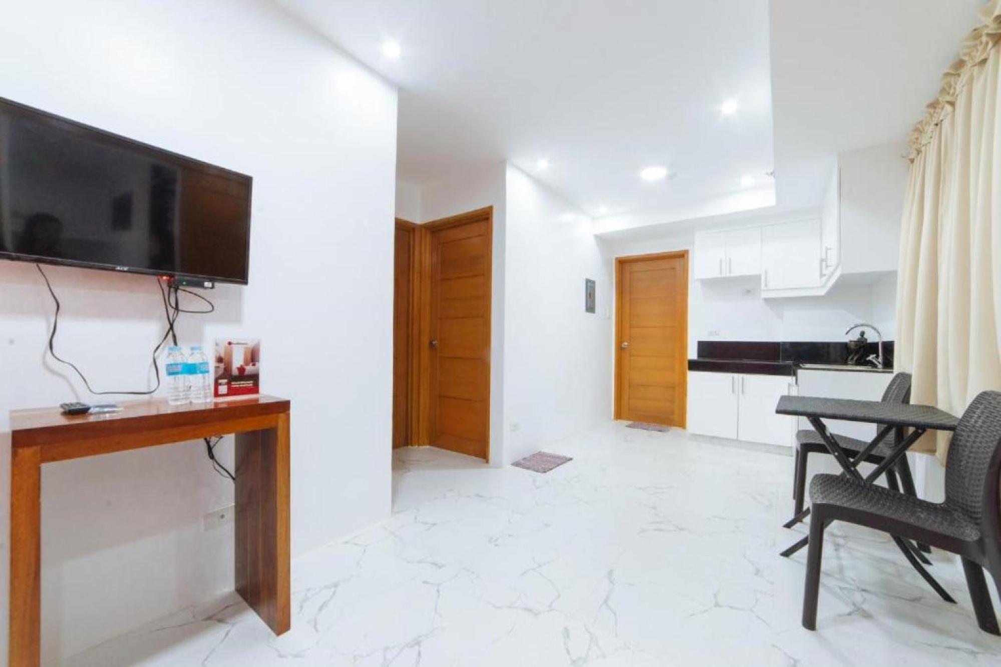 RedDoorz at DBuilders Rooms Bangkal Makati