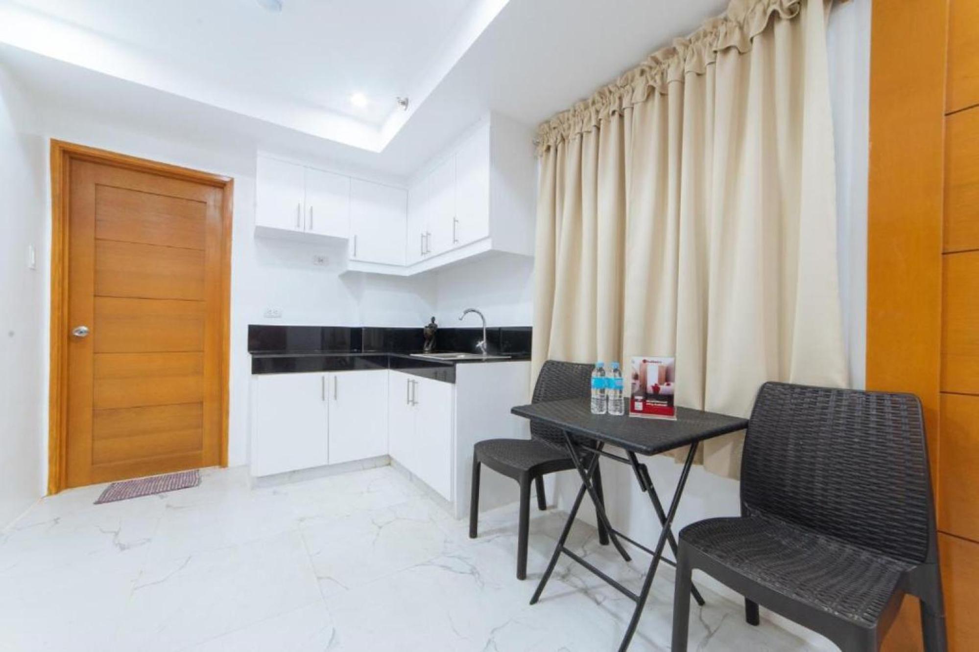 RedDoorz at DBuilders Rooms Bangkal Makati