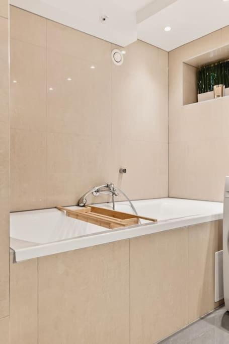 Dinbnb Apartments l 500m to Bryggen l Bathtub & New 2017 l Authentic Bergenshus view 3