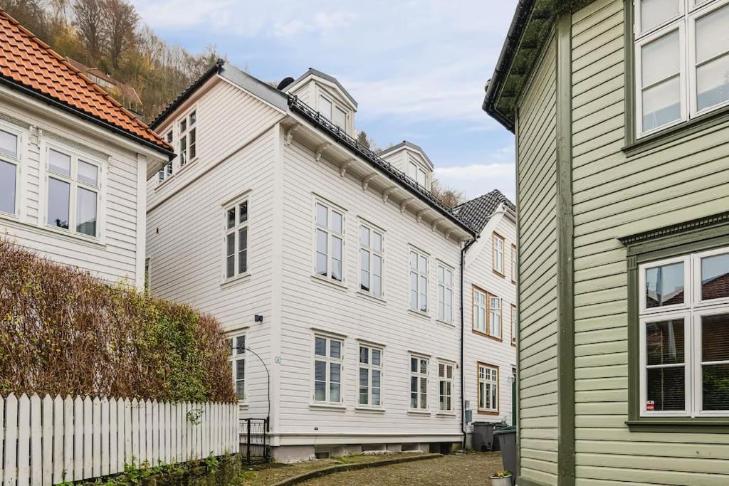 Dinbnb Apartments l 500m to Bryggen l Bathtub & New 2017 l Authentic Bergenshus view 4