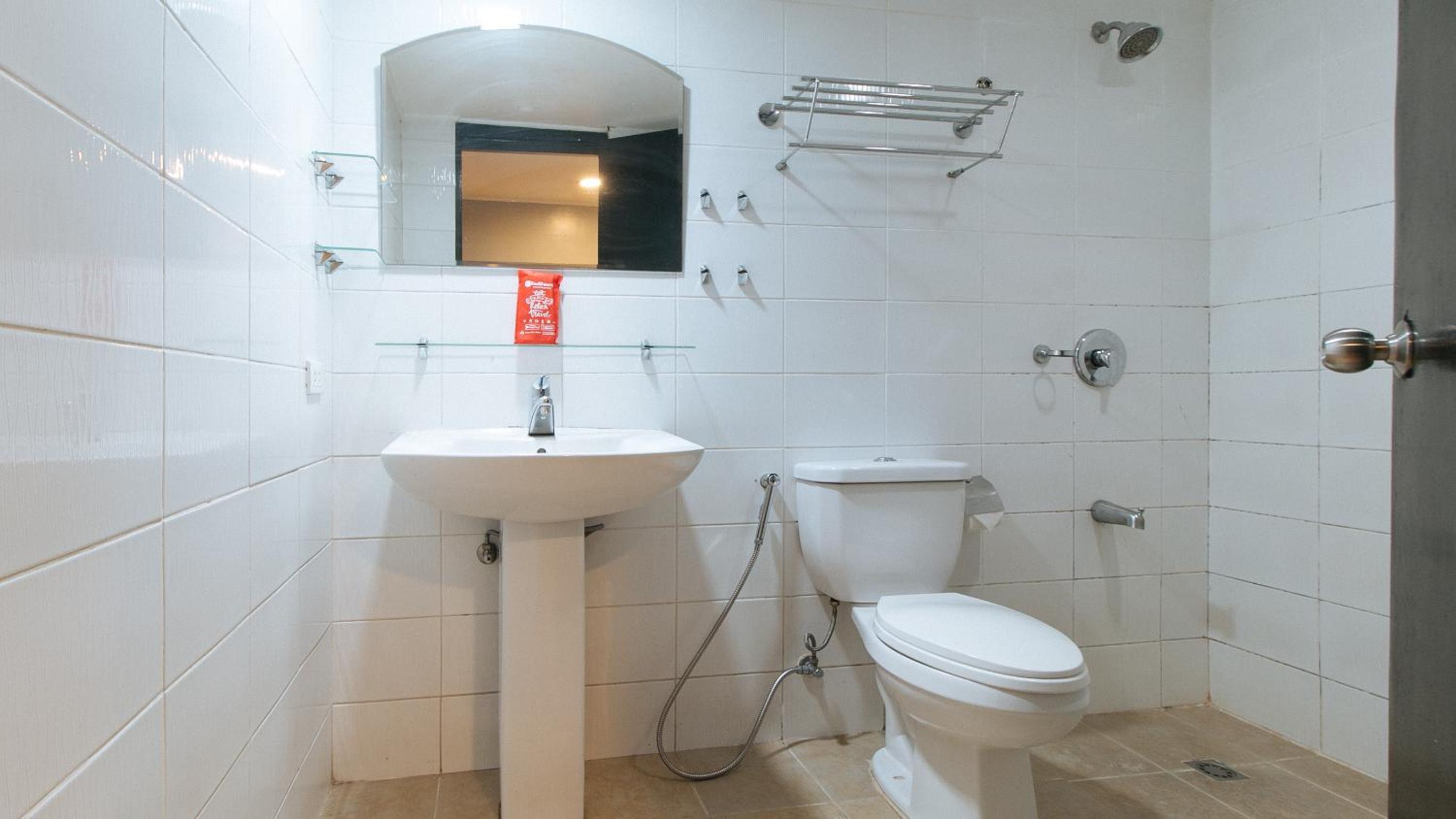 RedDoorz at DBuilders Rooms Bangkal Makati
