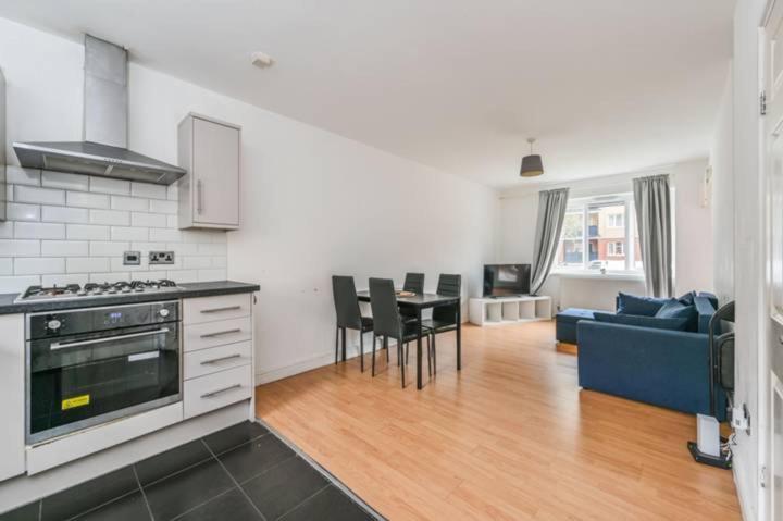 3 bedrooms flat Crystal Palace view 2