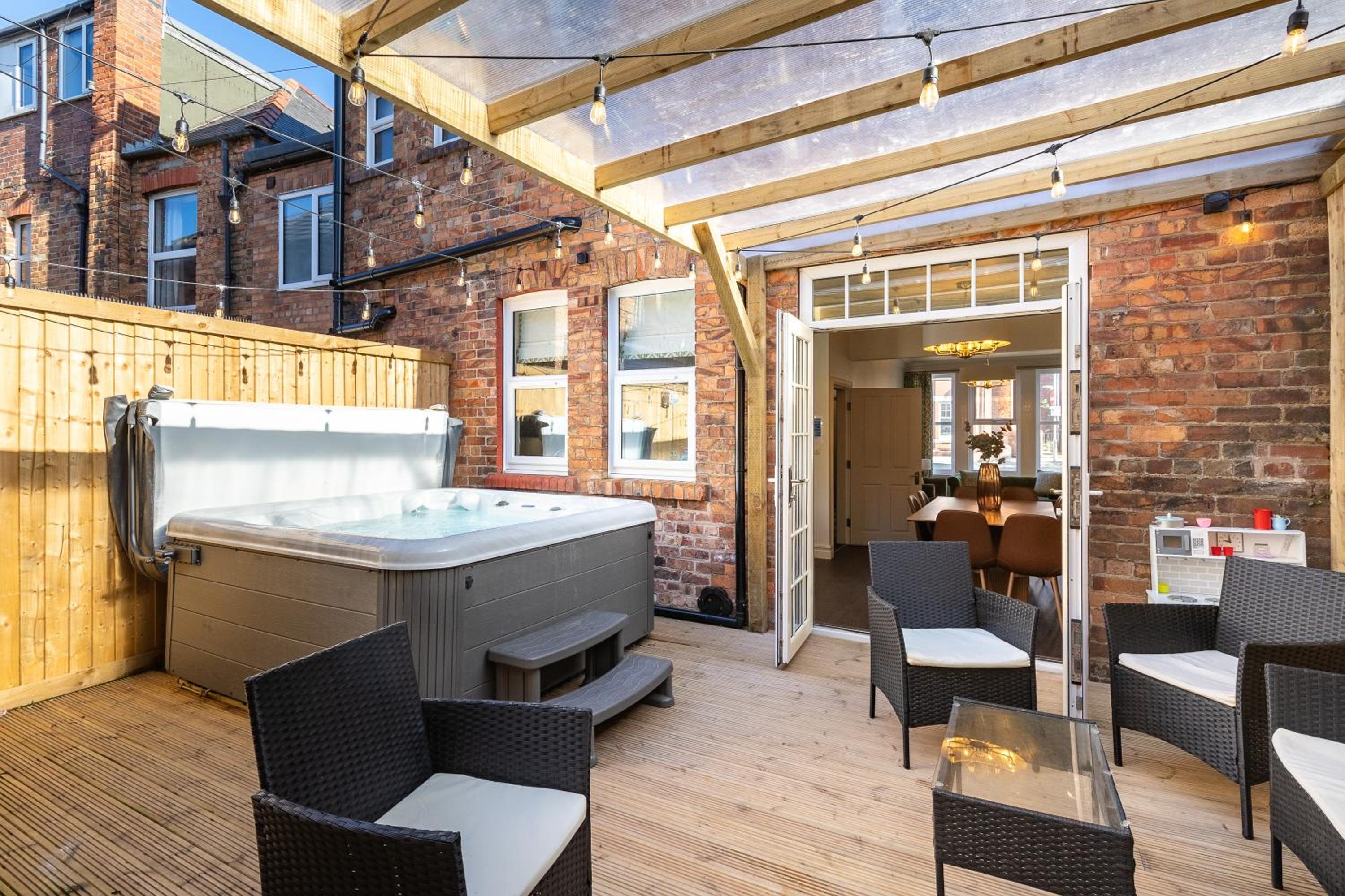 Hotel Emerald Park - HOT TUB & GAMES ROOM! - Image 1