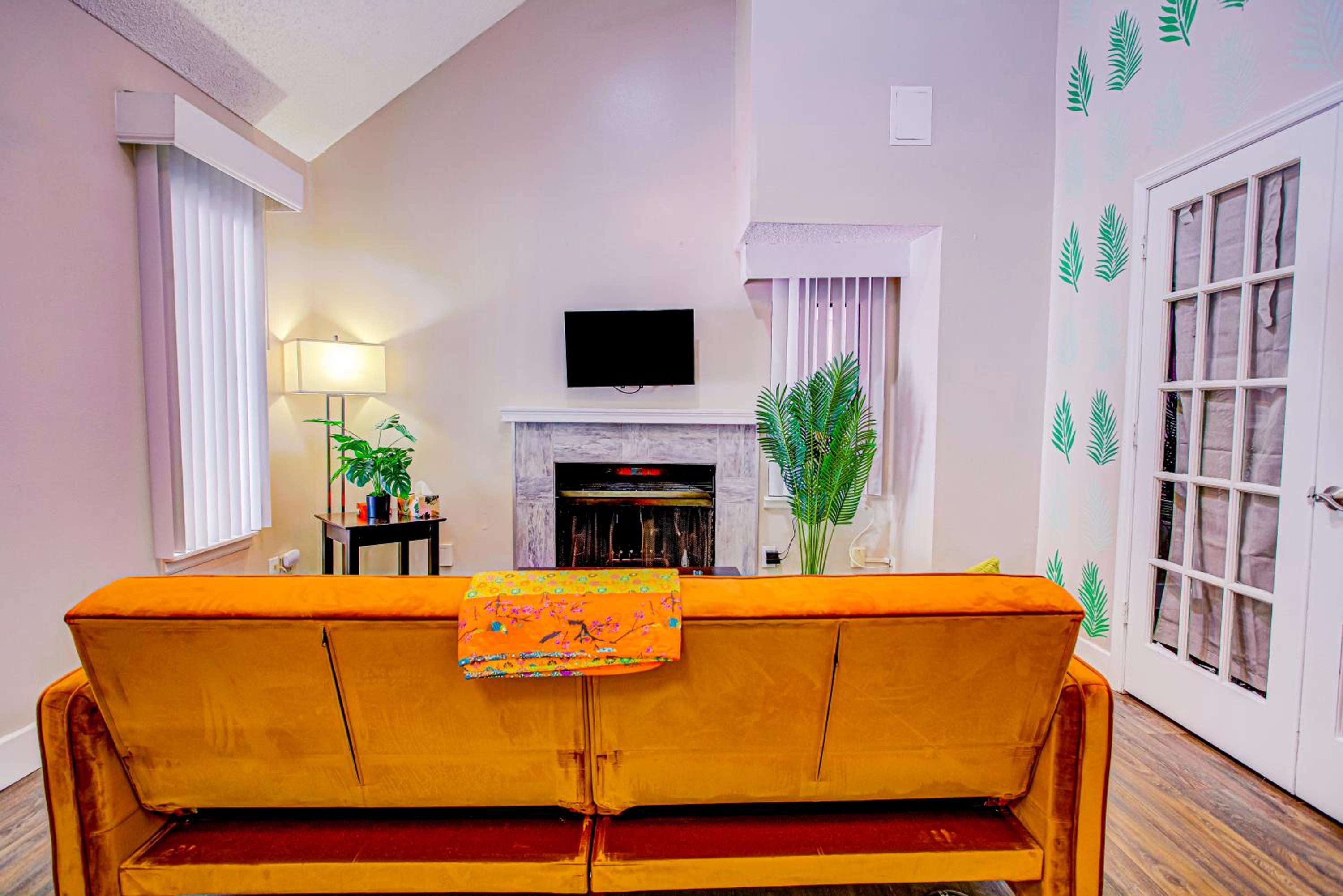 Stylish Loft, Resort Pool - 10 Mins to Downtown!