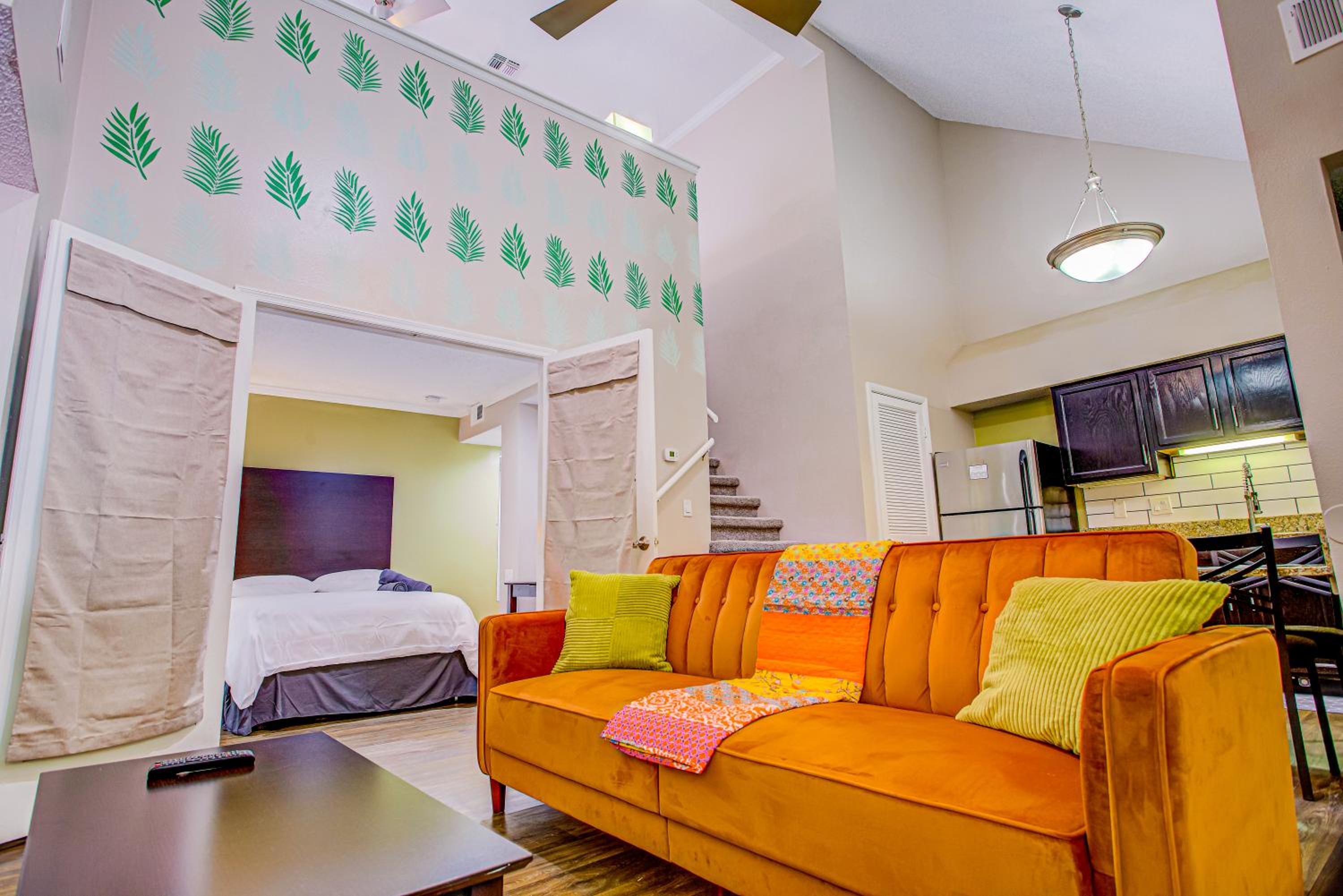 Stylish Loft, Resort Pool - 10 Mins to Downtown!