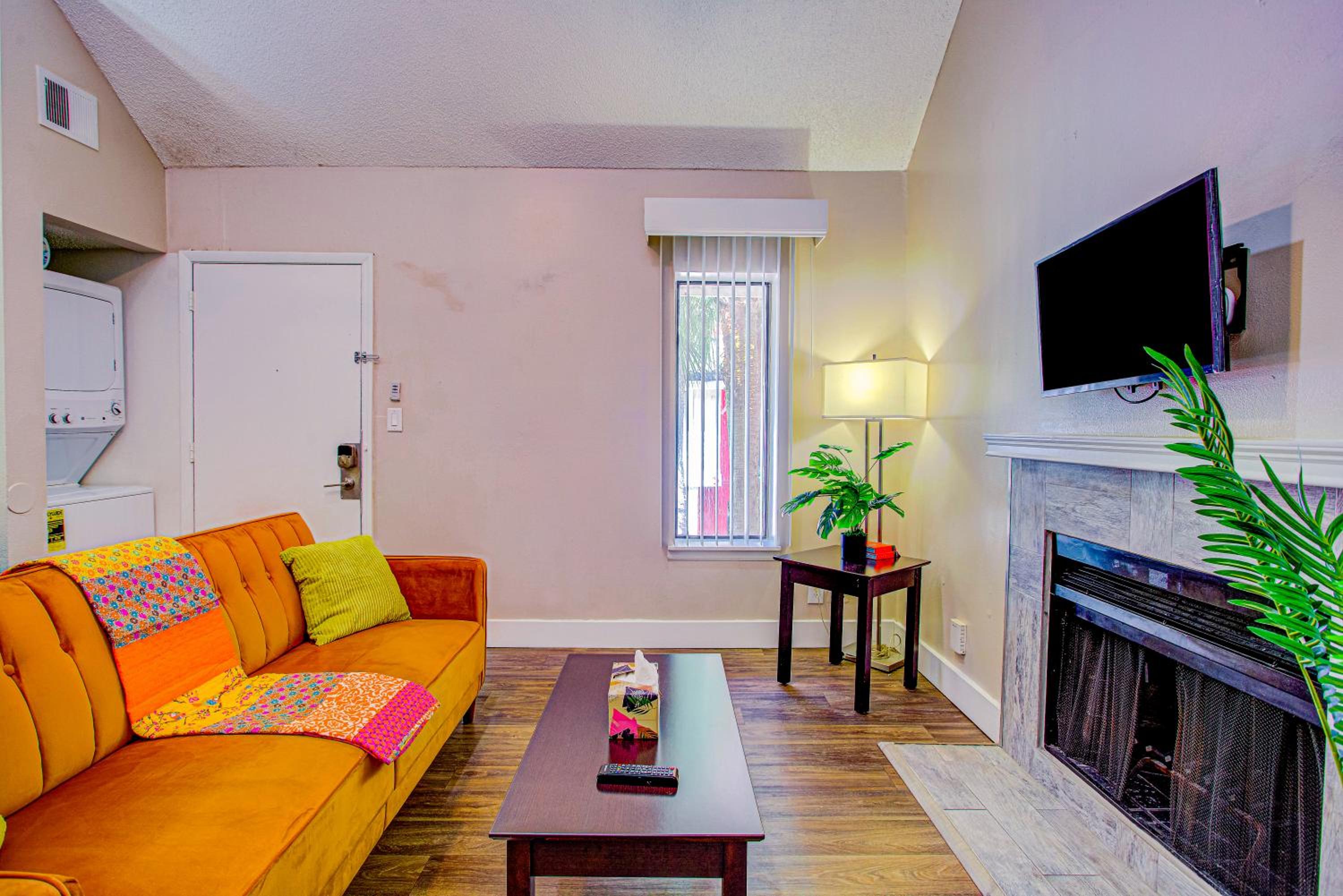 Stylish Loft, Resort Pool - 10 Mins to Downtown!