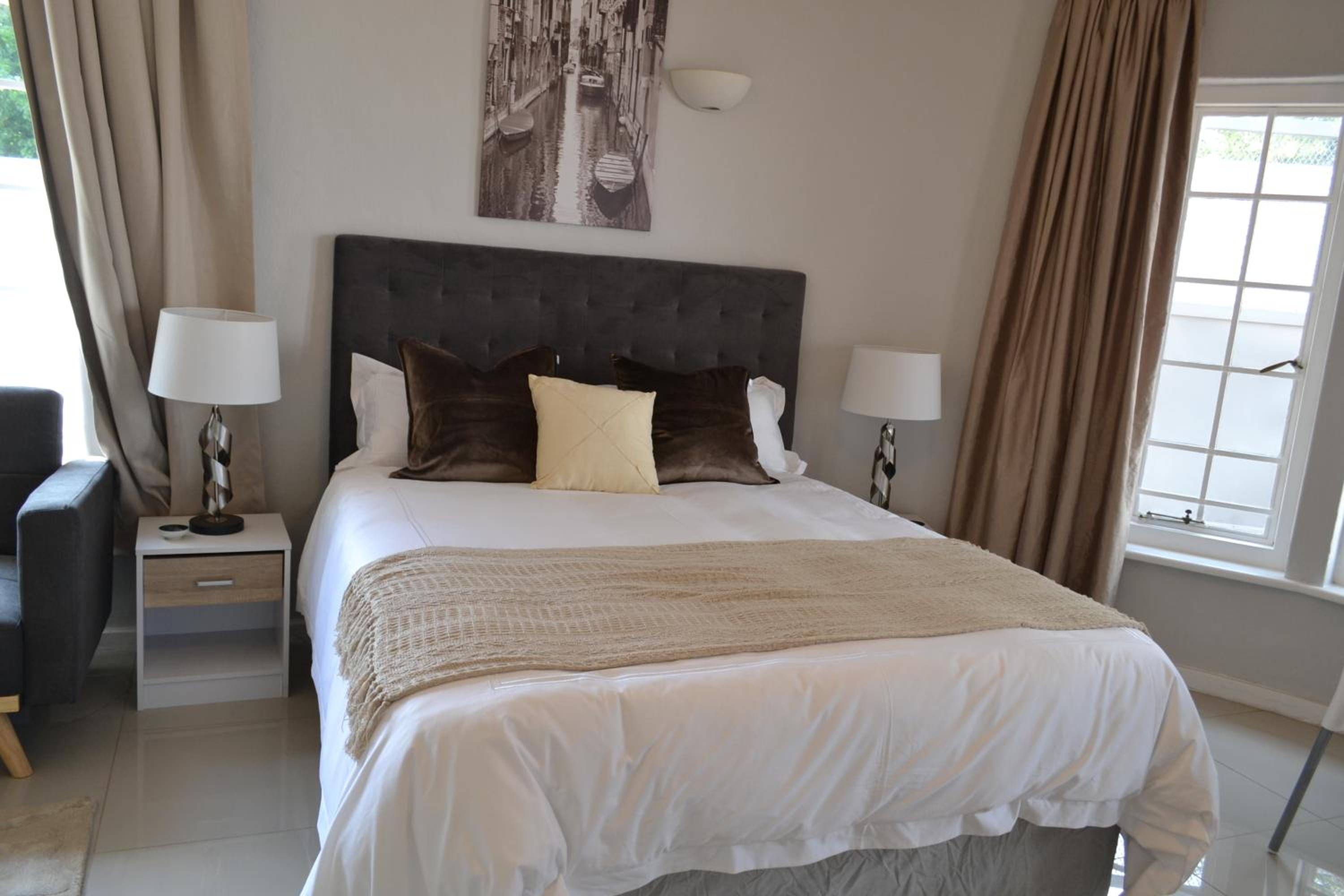 6 Woodmead Suites