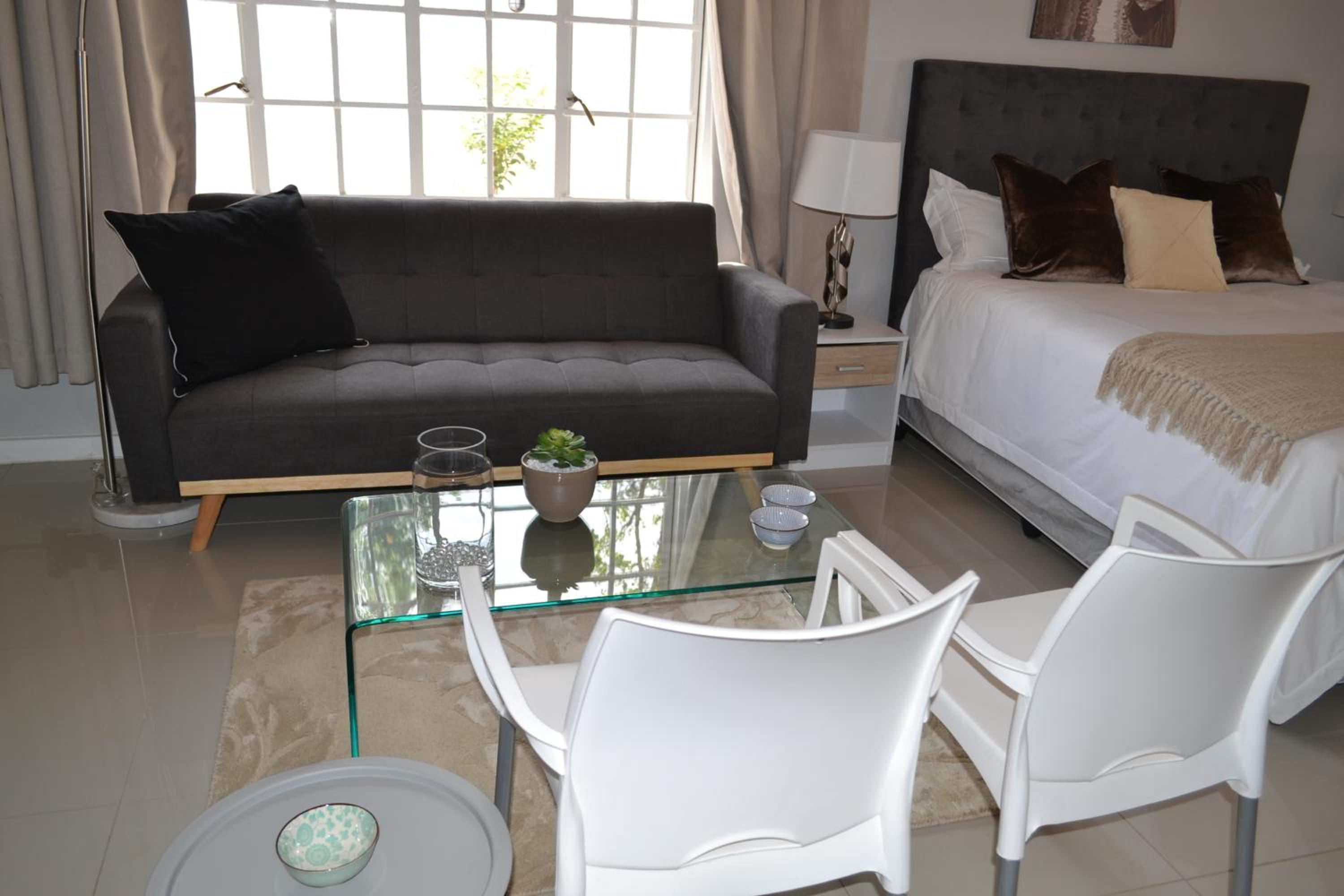 6 Woodmead Suites