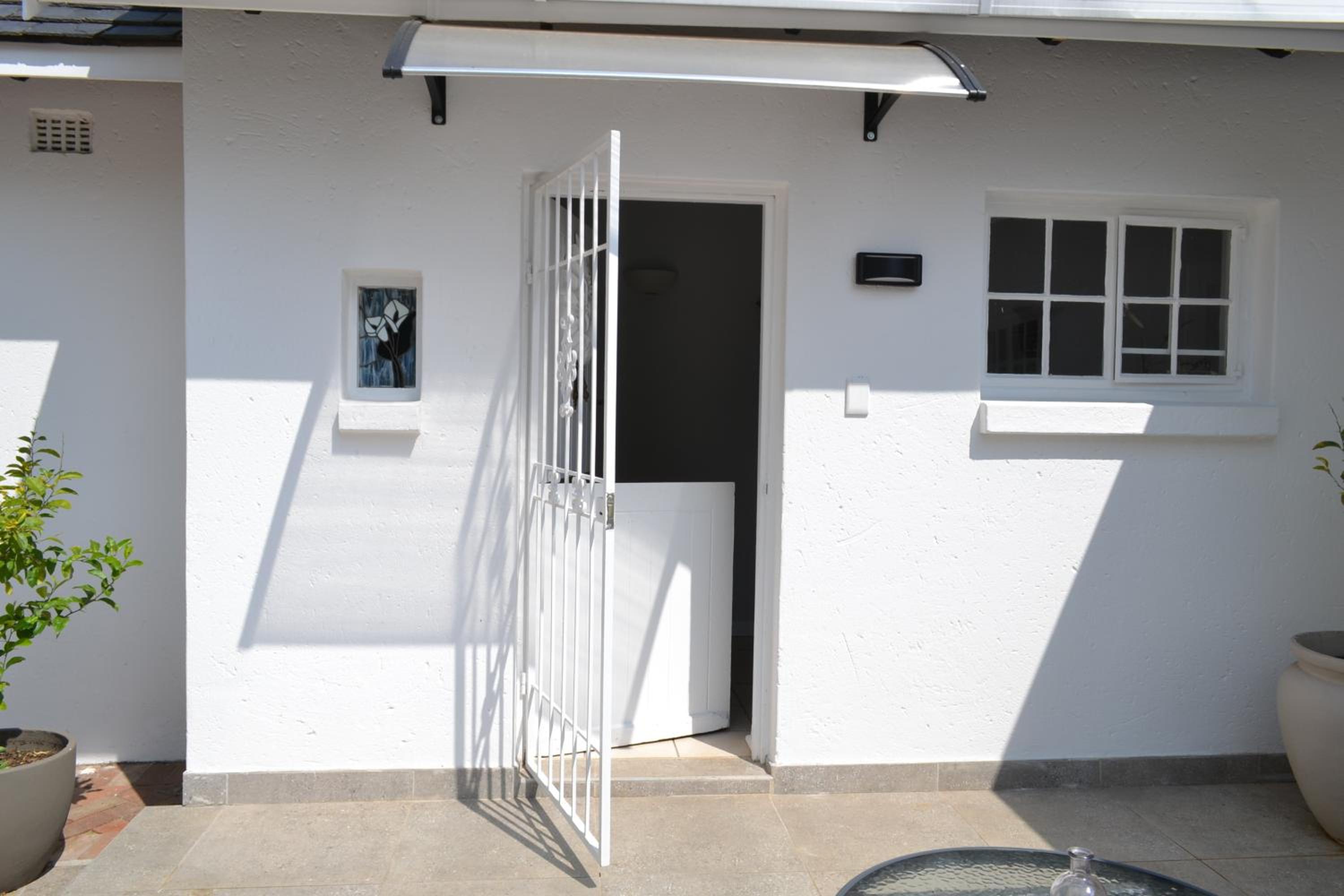 6 Woodmead Suites