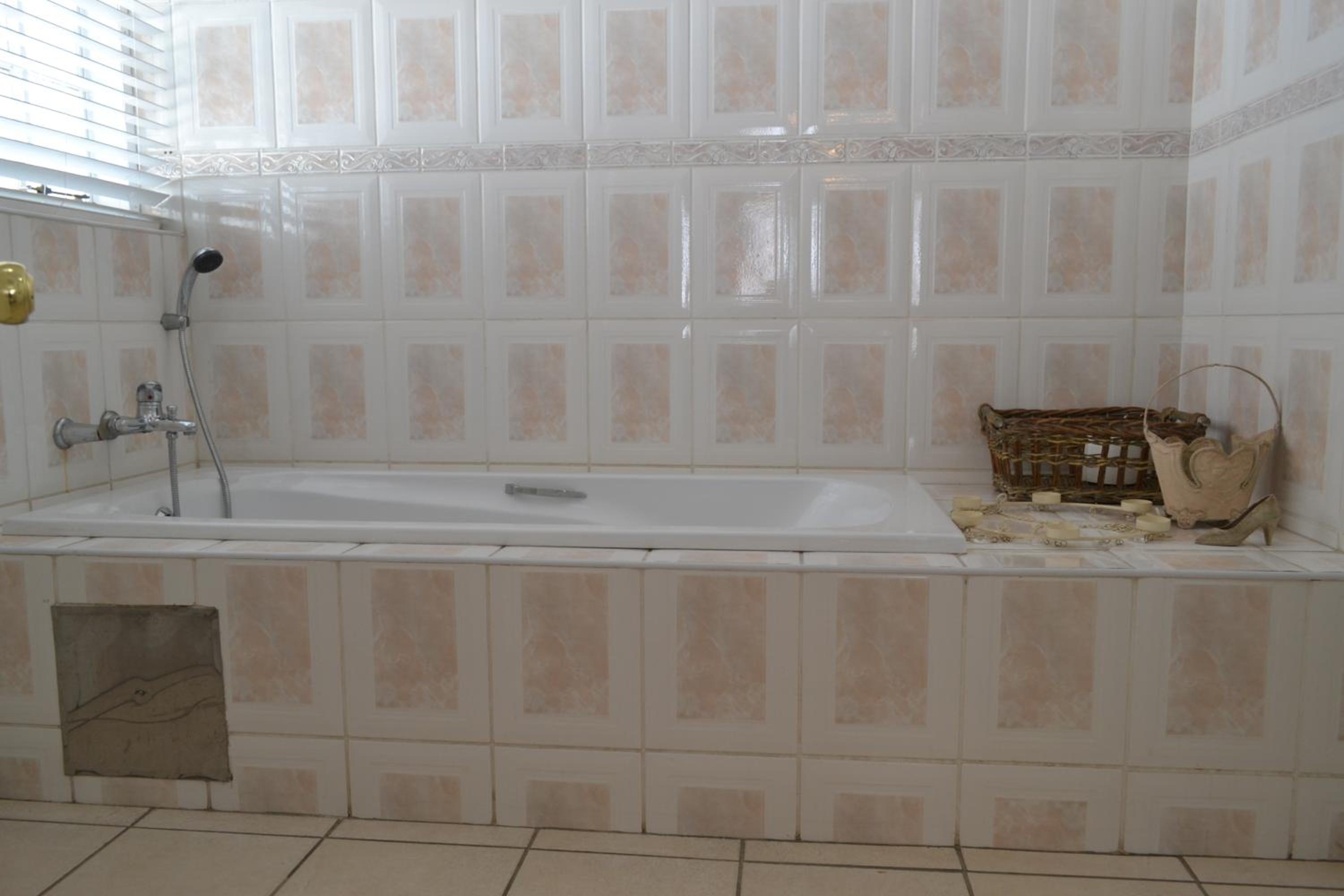 6 Woodmead Suites