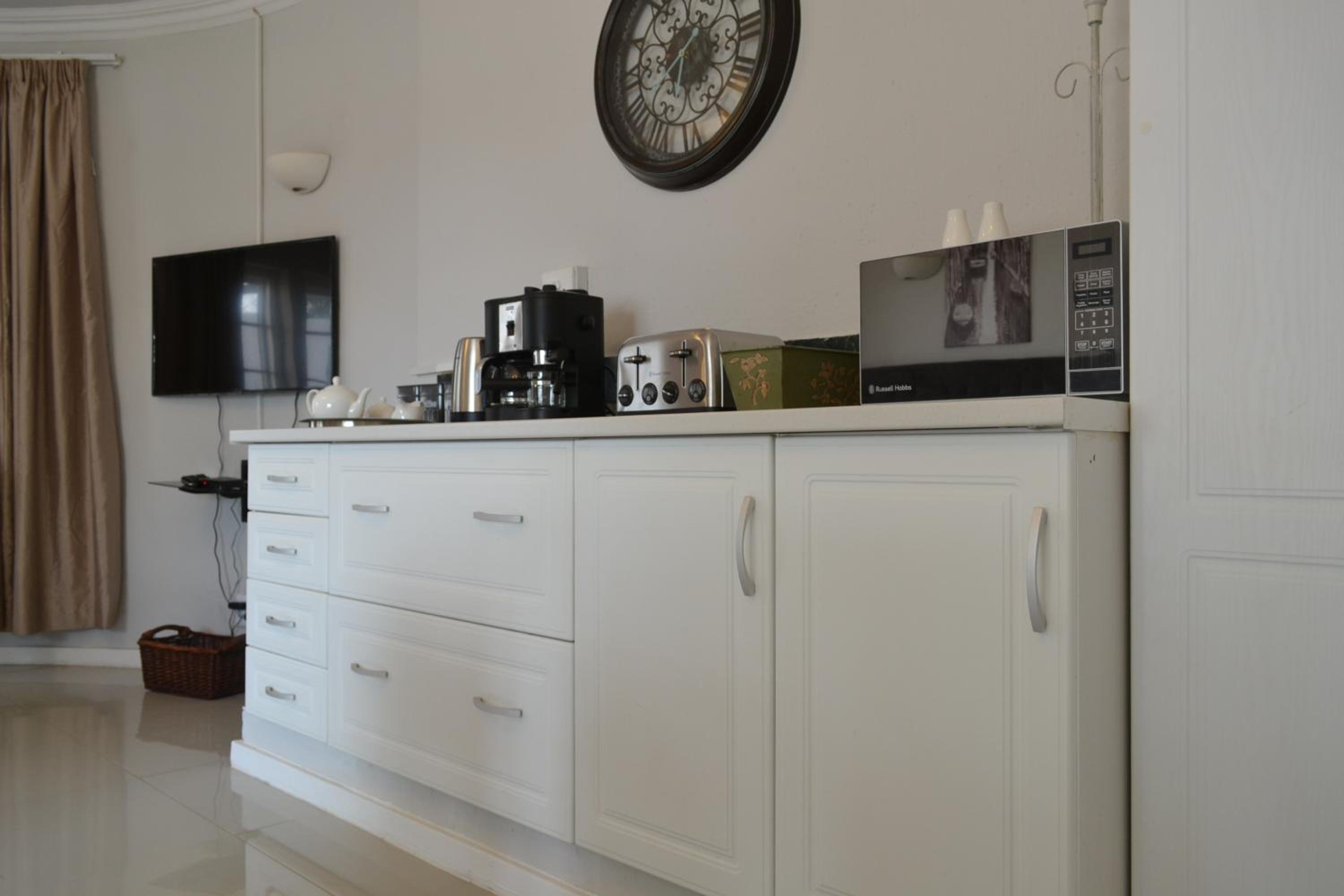 6 Woodmead Suites