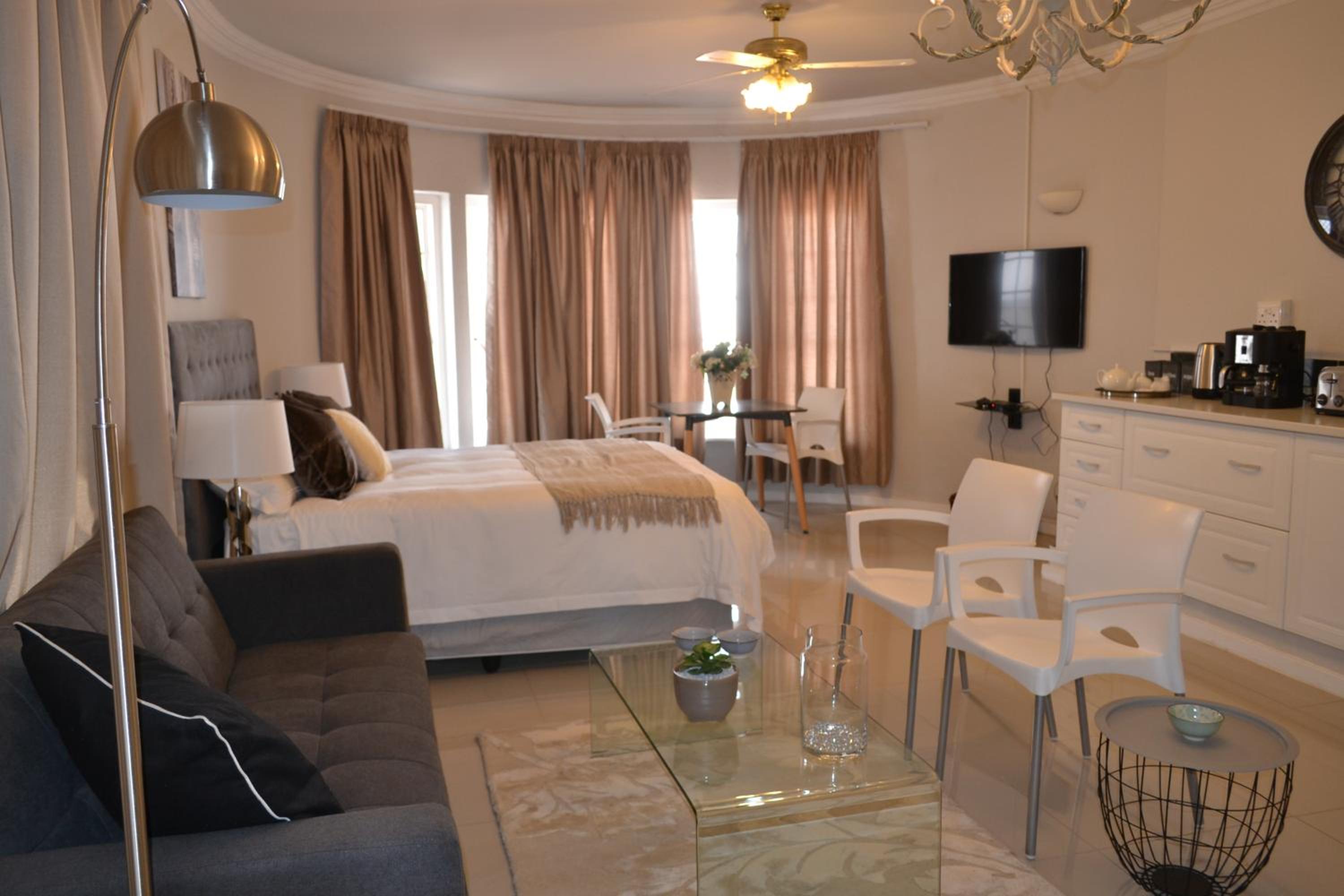6 Woodmead Suites