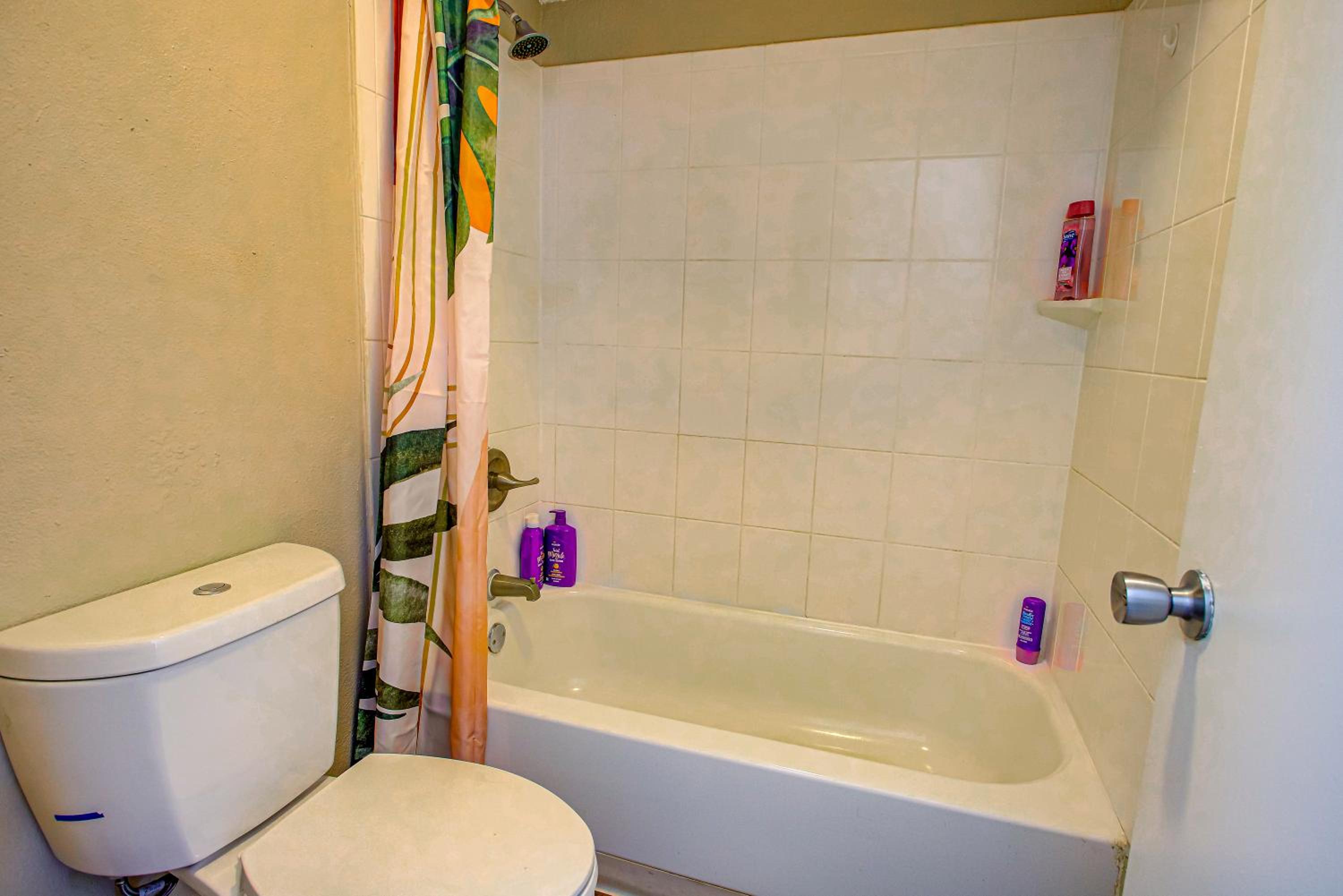 Stylish Loft, Resort Pool - 10 Mins to Downtown!
