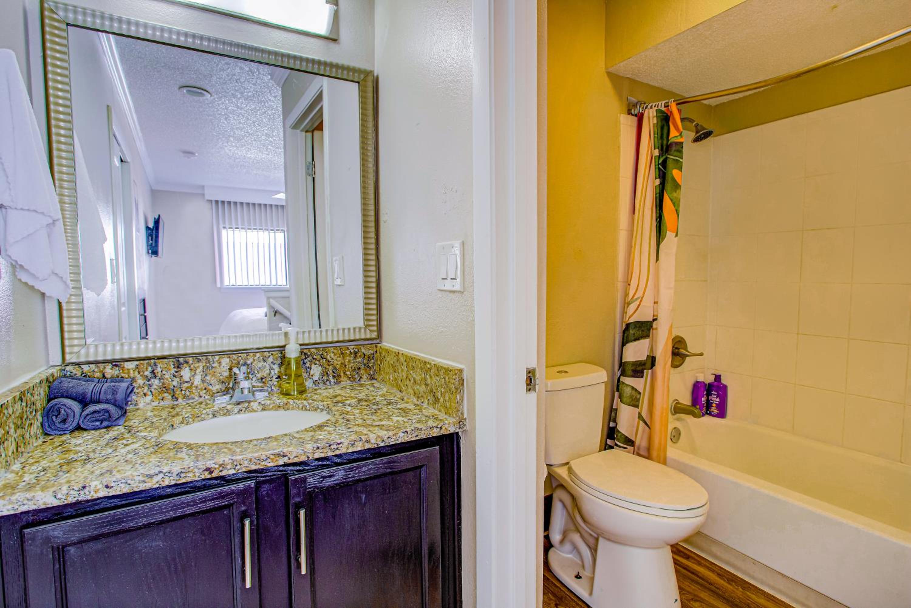Stylish Loft, Resort Pool - 10 Mins to Downtown!