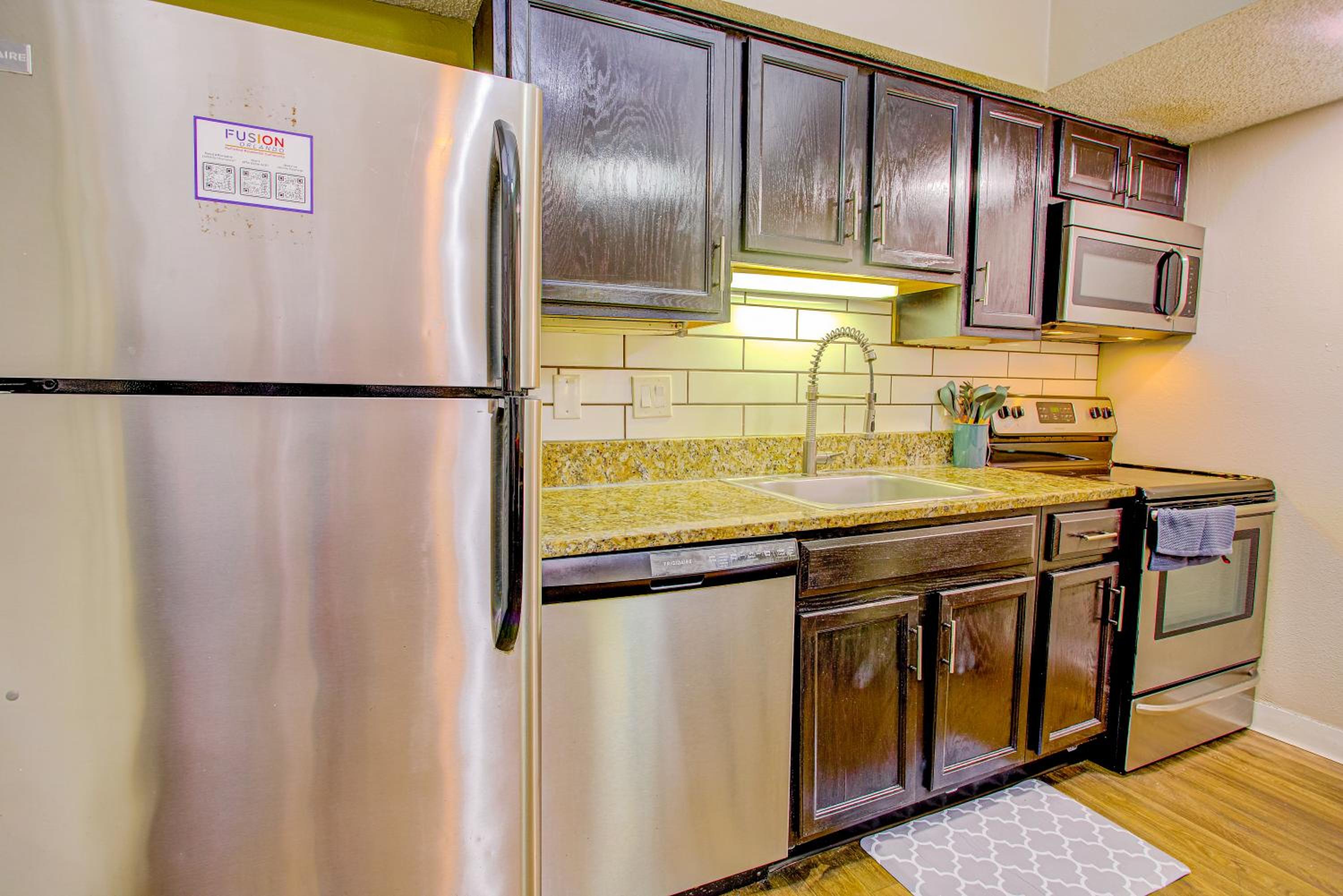 Stylish Loft, Resort Pool - 10 Mins to Downtown!