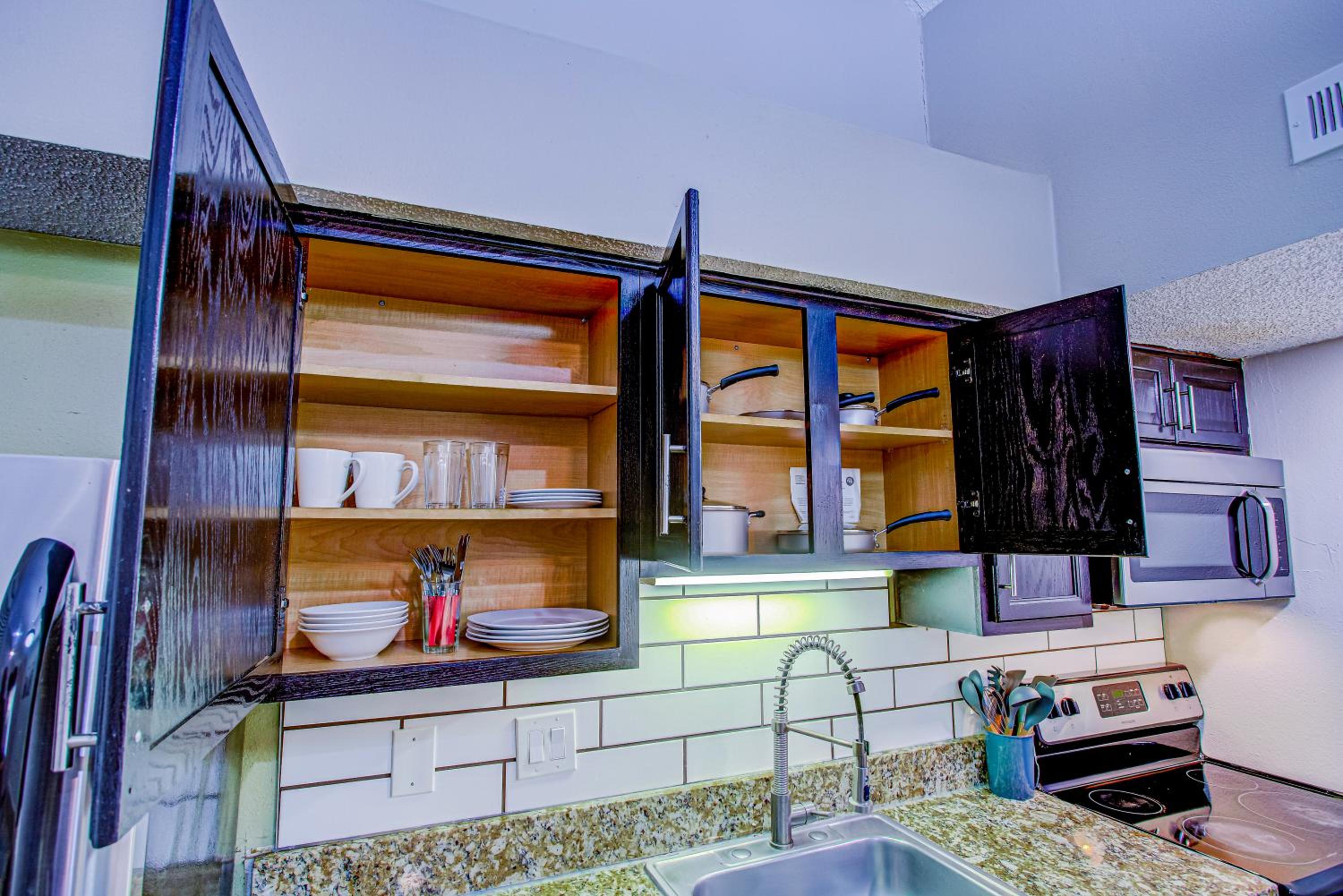 Stylish Loft, Resort Pool - 10 Mins to Downtown!