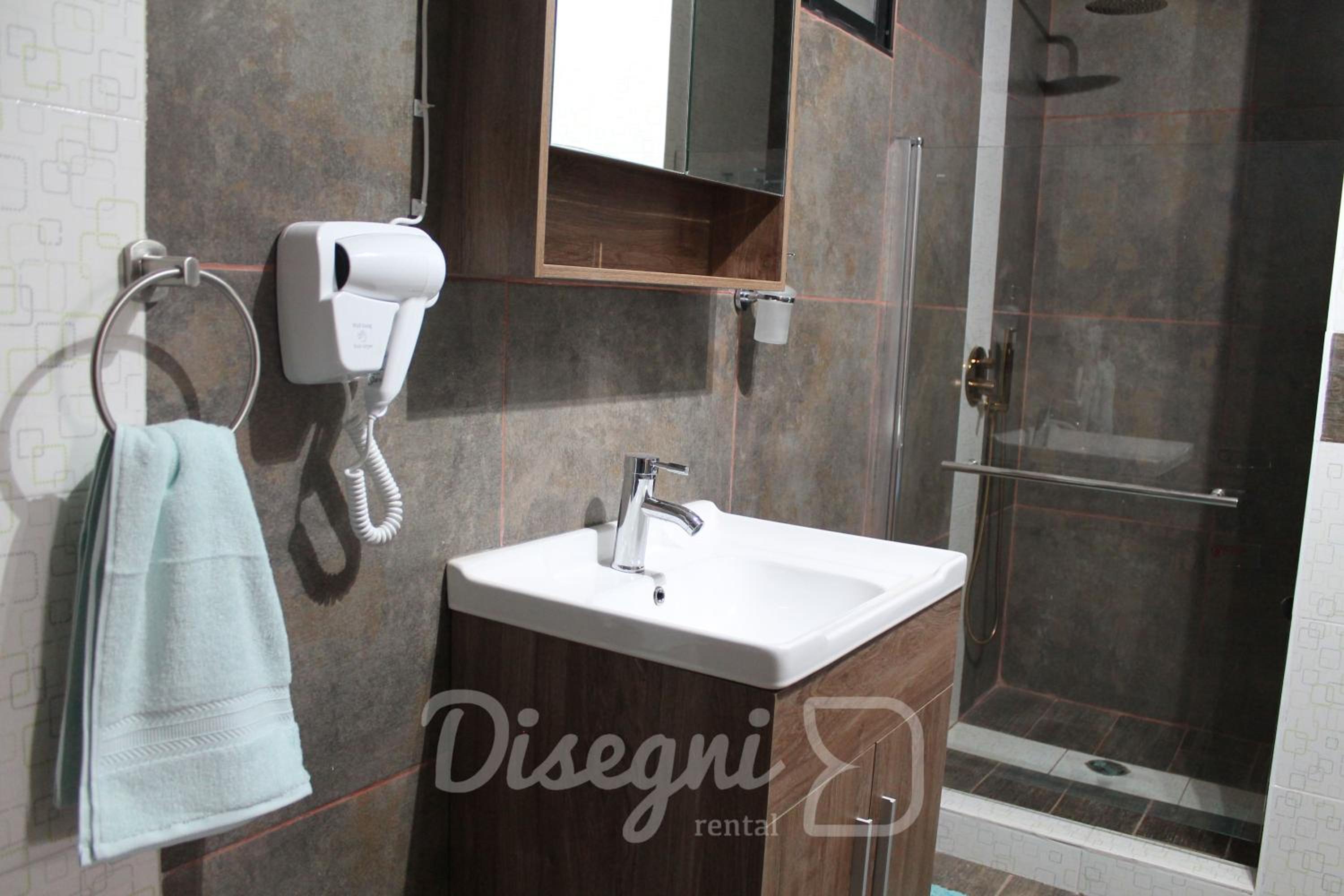Disegni 11-12, Habitacion Baño Privado con Cocina, Caldera, Cercano a Bahía