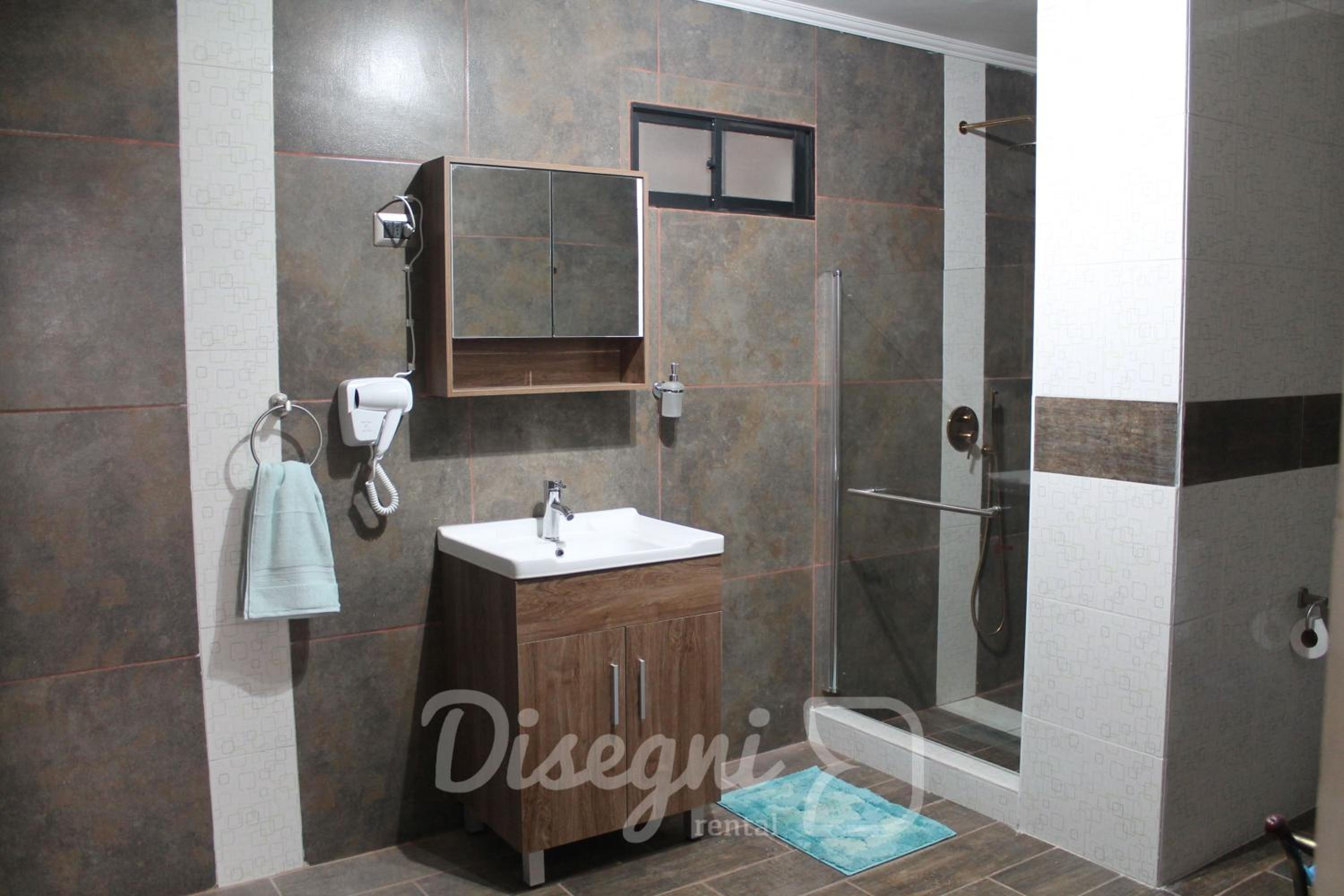 Disegni 11-12, Habitacion Baño Privado con Cocina, Caldera, Cercano a Bahía