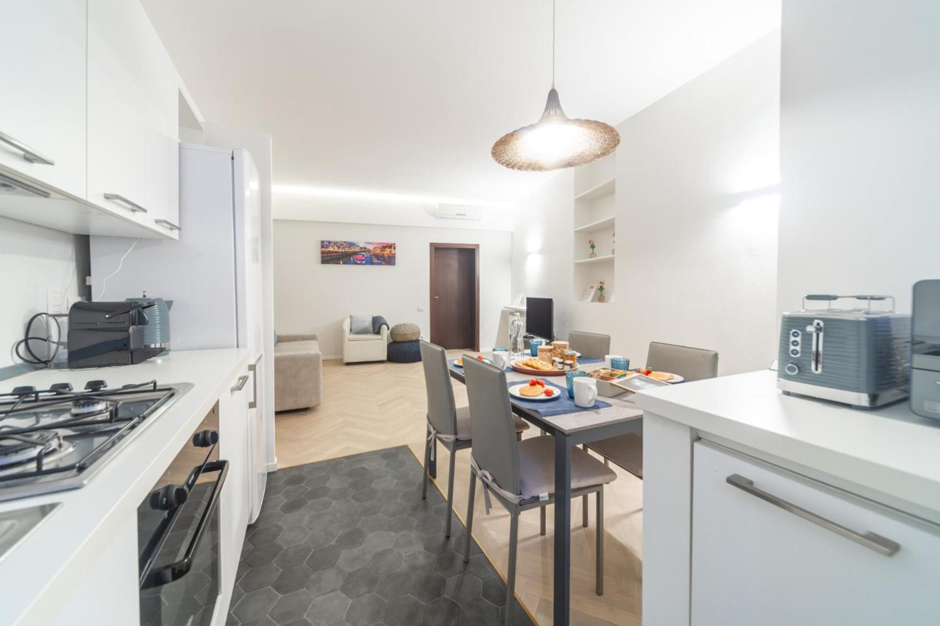 Charming 2-Bedroom Apartment in Milanese Building