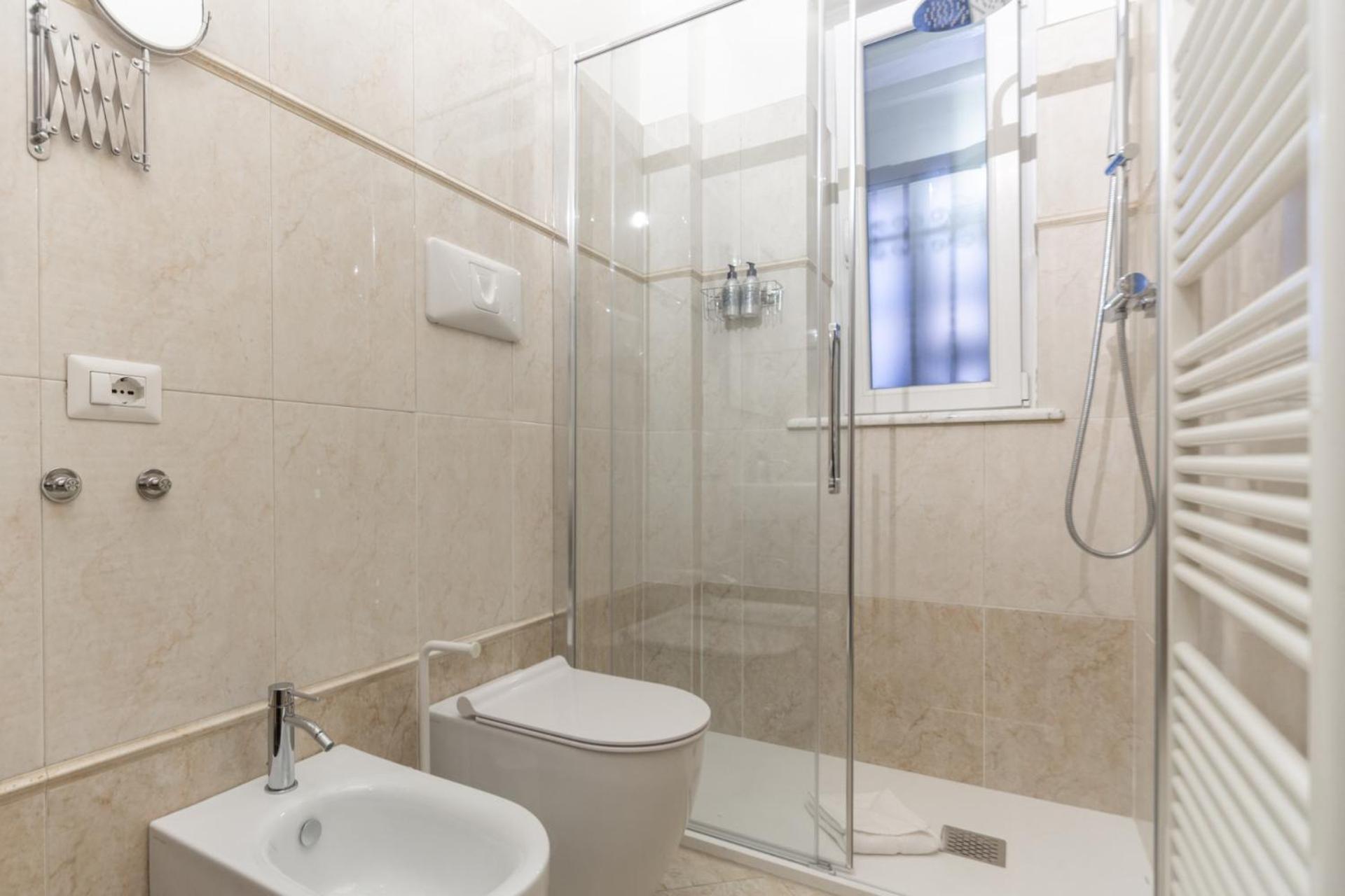 Charming 2-Bedroom Apartment in Milanese Building