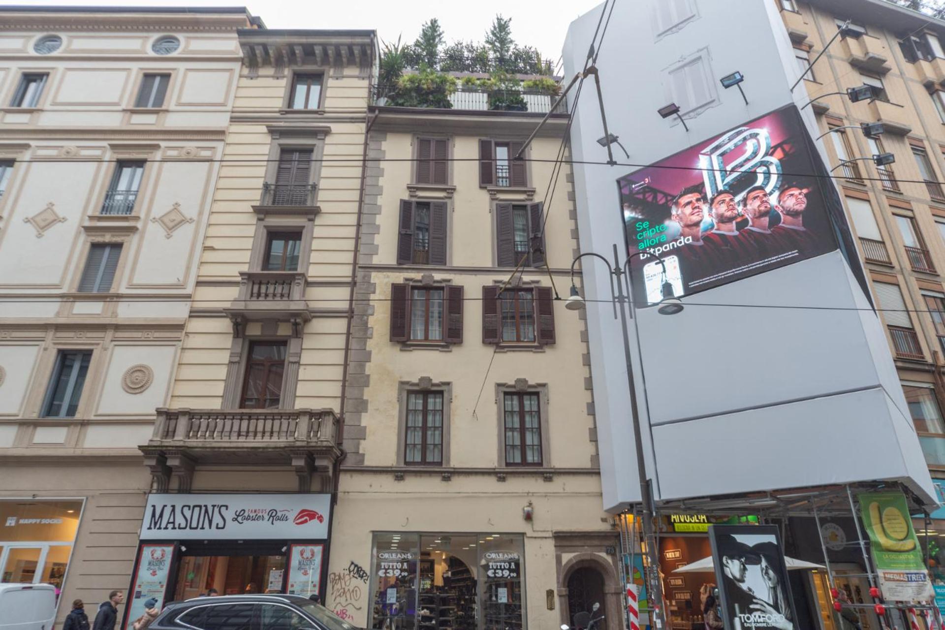 Charming 2-Bedroom Apartment in Milanese Building
