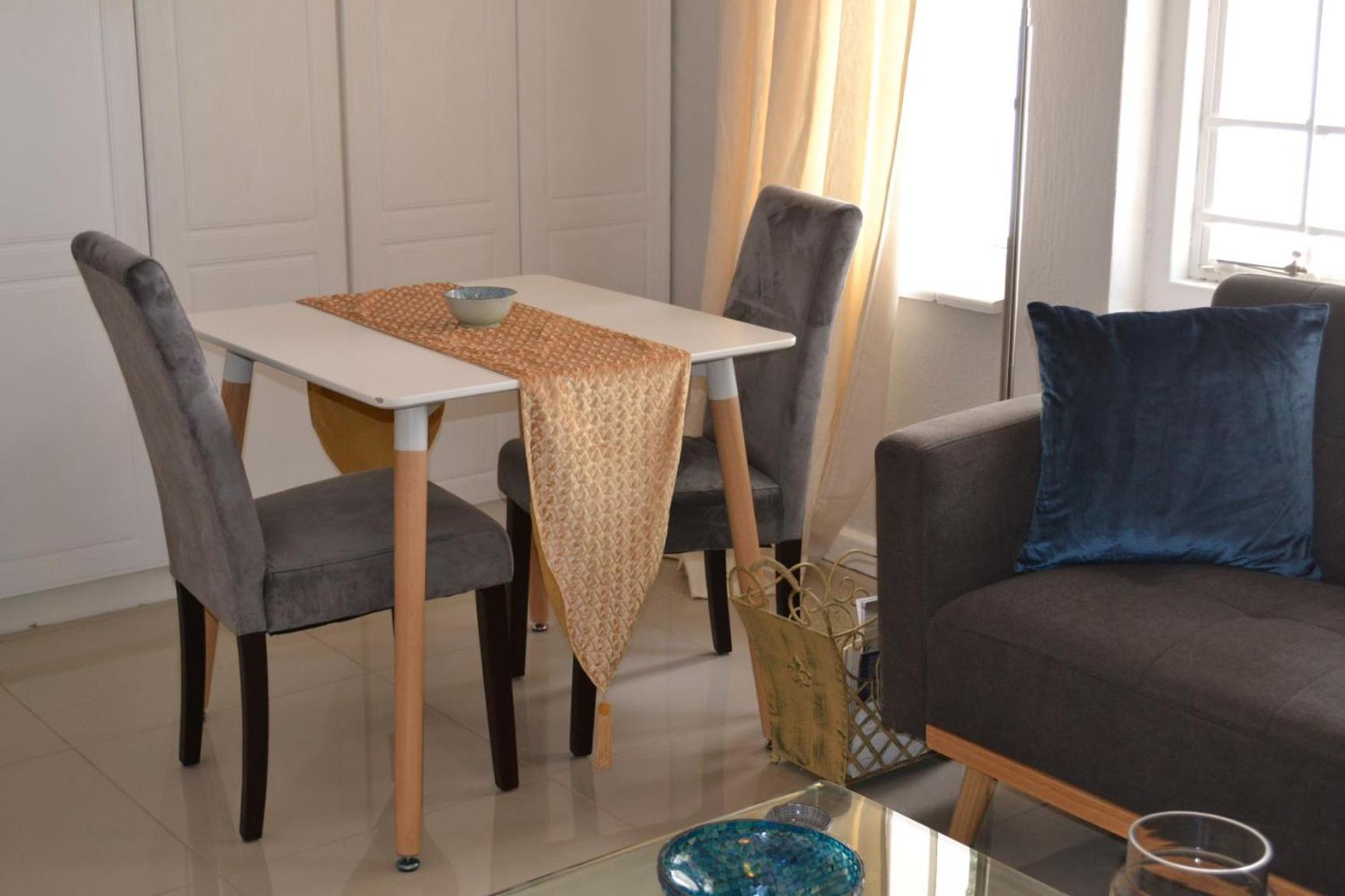 7 Woodmead Suites