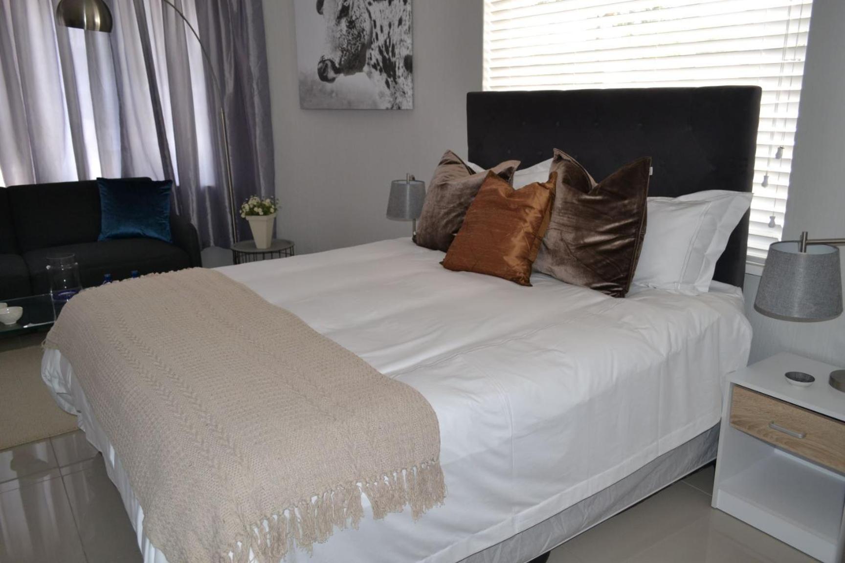 8 Woodmead Suites