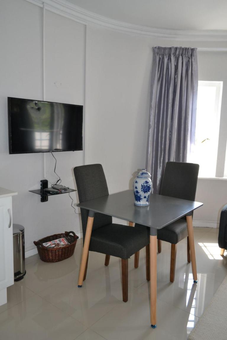 8 Woodmead Suites