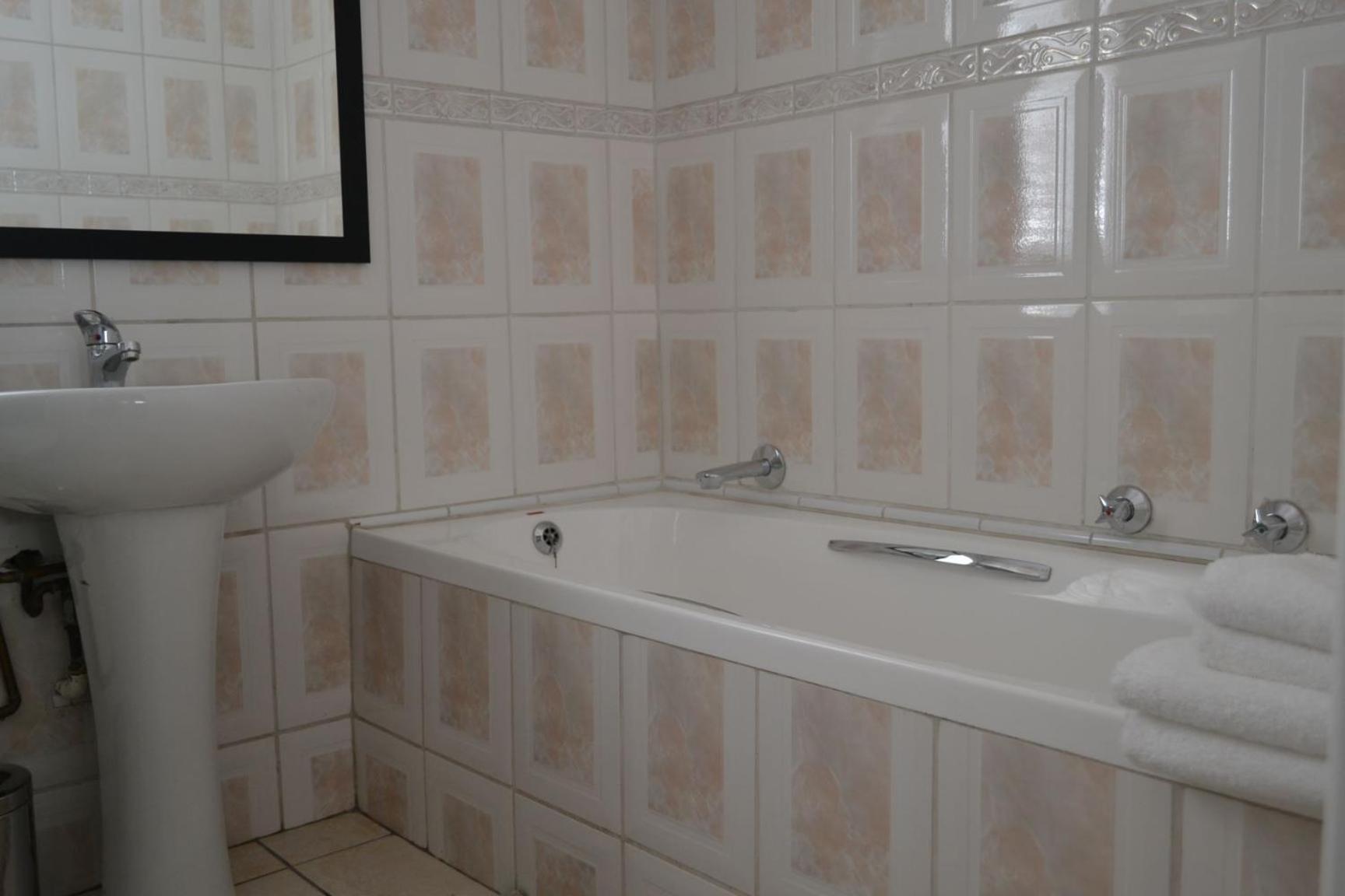8 Woodmead Suites