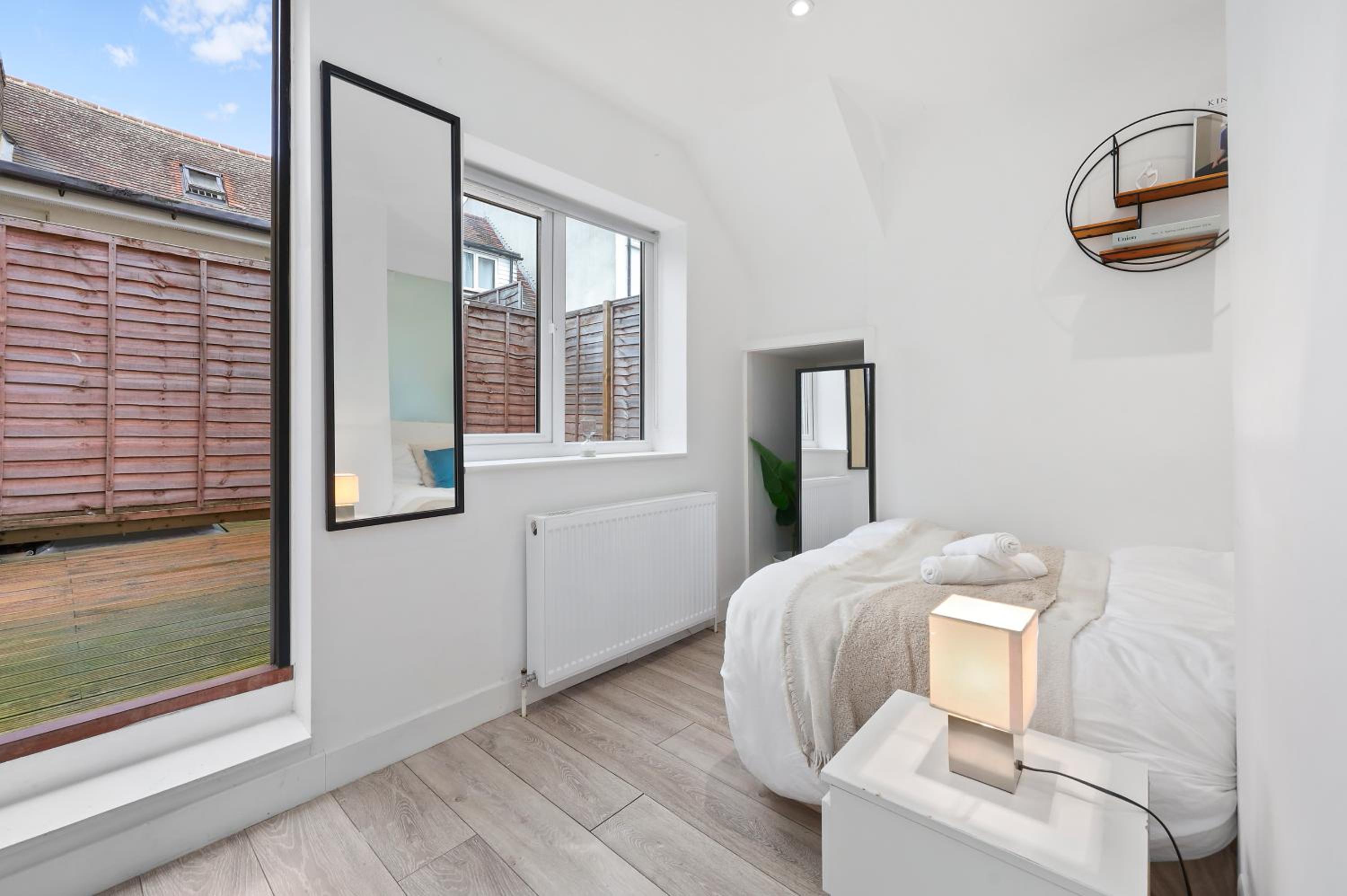 Stylish Large 3-bed Apartment, Quick Access to London Sights, Free Parking