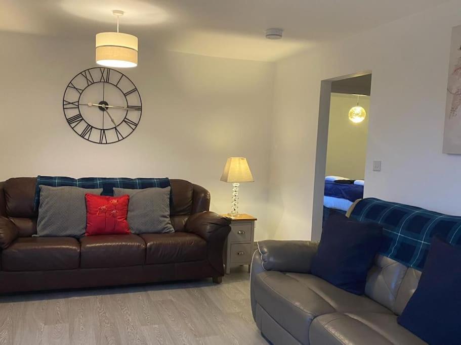 POPPY LUXURY LARGE LODGE Sleeps 9 and HOT TUB Hire for your Stay at Fairview Farm, Ravenshead, Nottingham Near Sherwood Forest, Dog Friendly, Farm Stay, Gr view 4