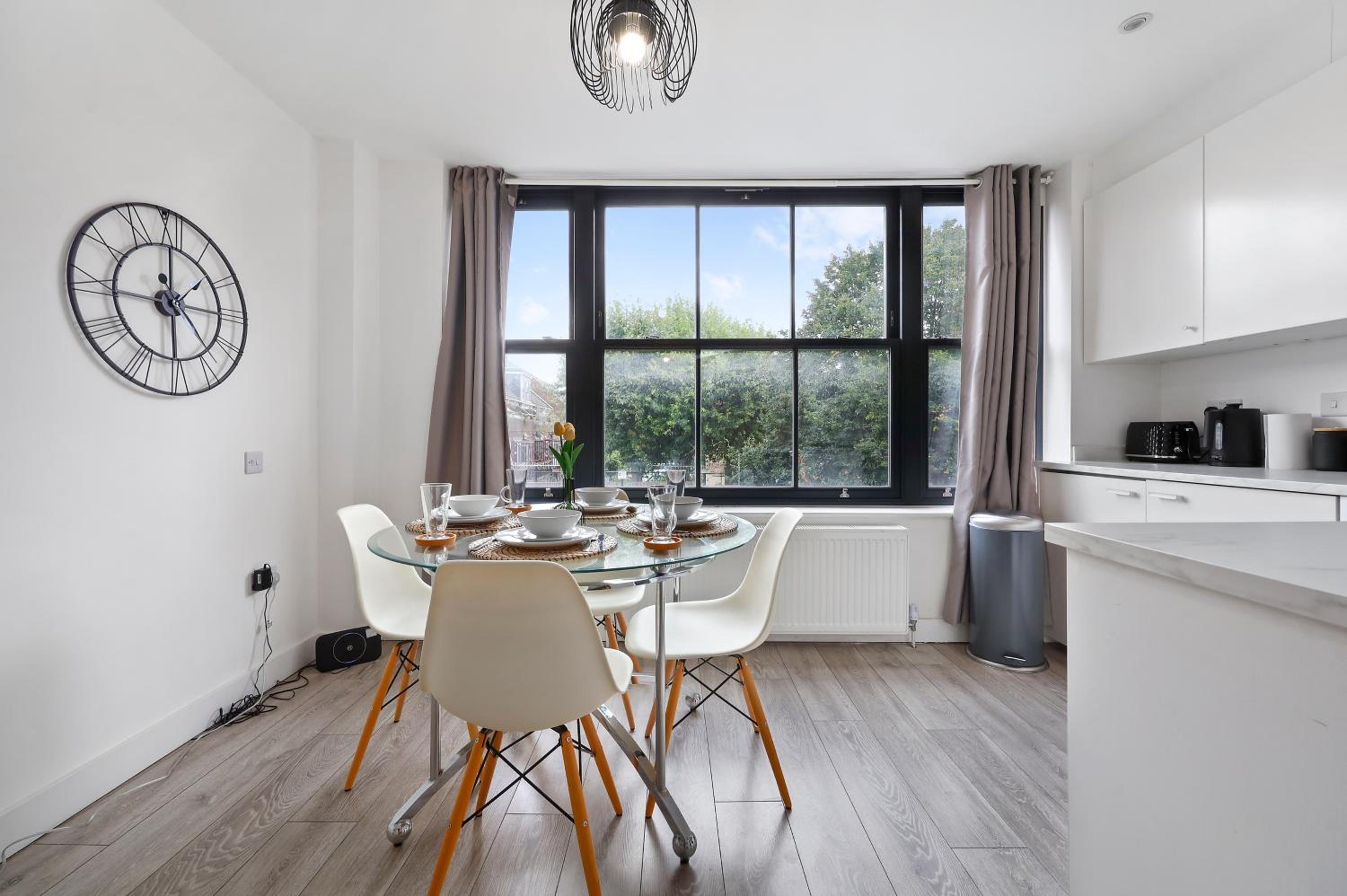 Stylish Large 3-bed Apartment, Quick Access to London Sights, Free Parking