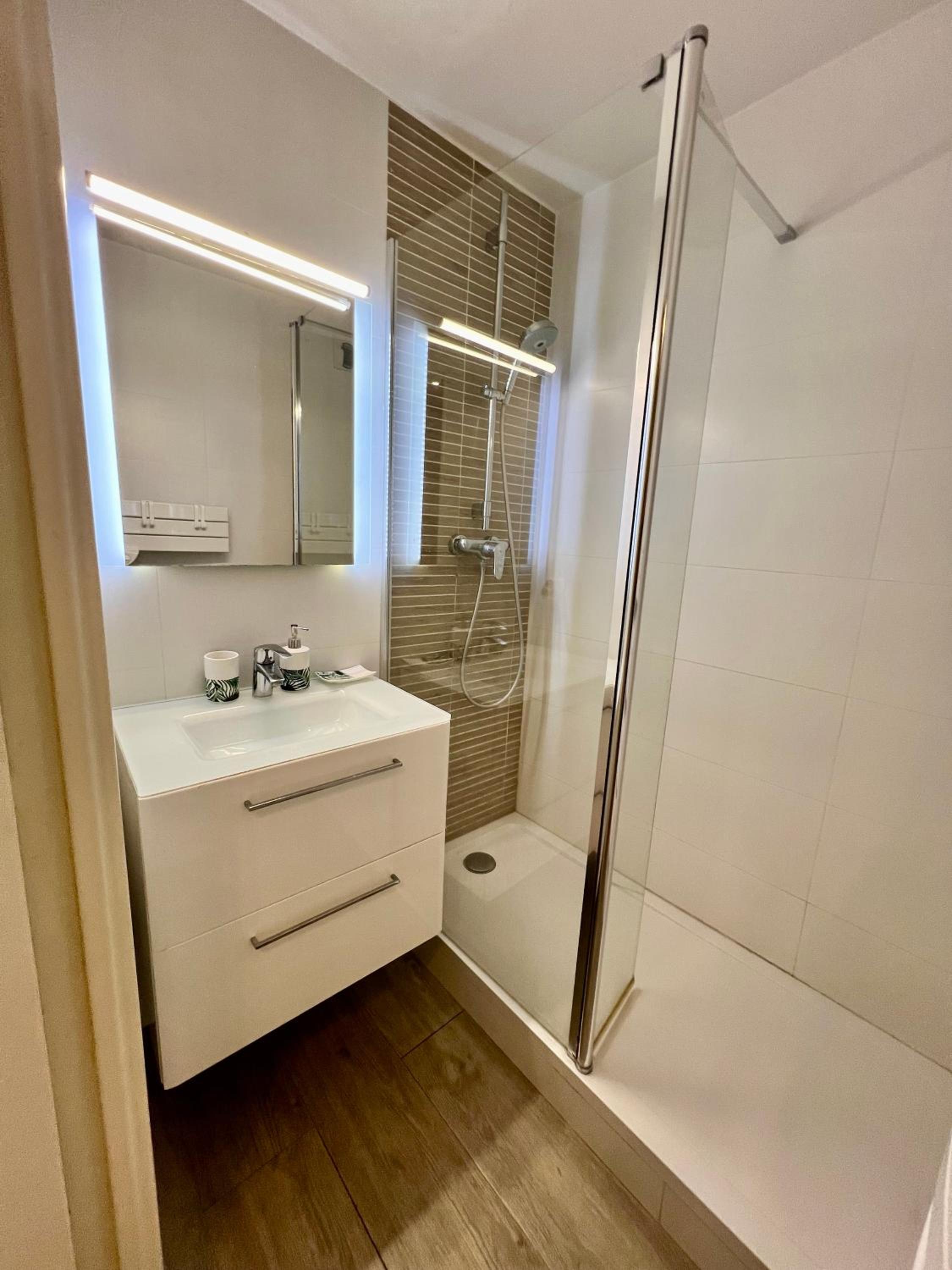 Bel appartement Port Vauban à 100m des plages