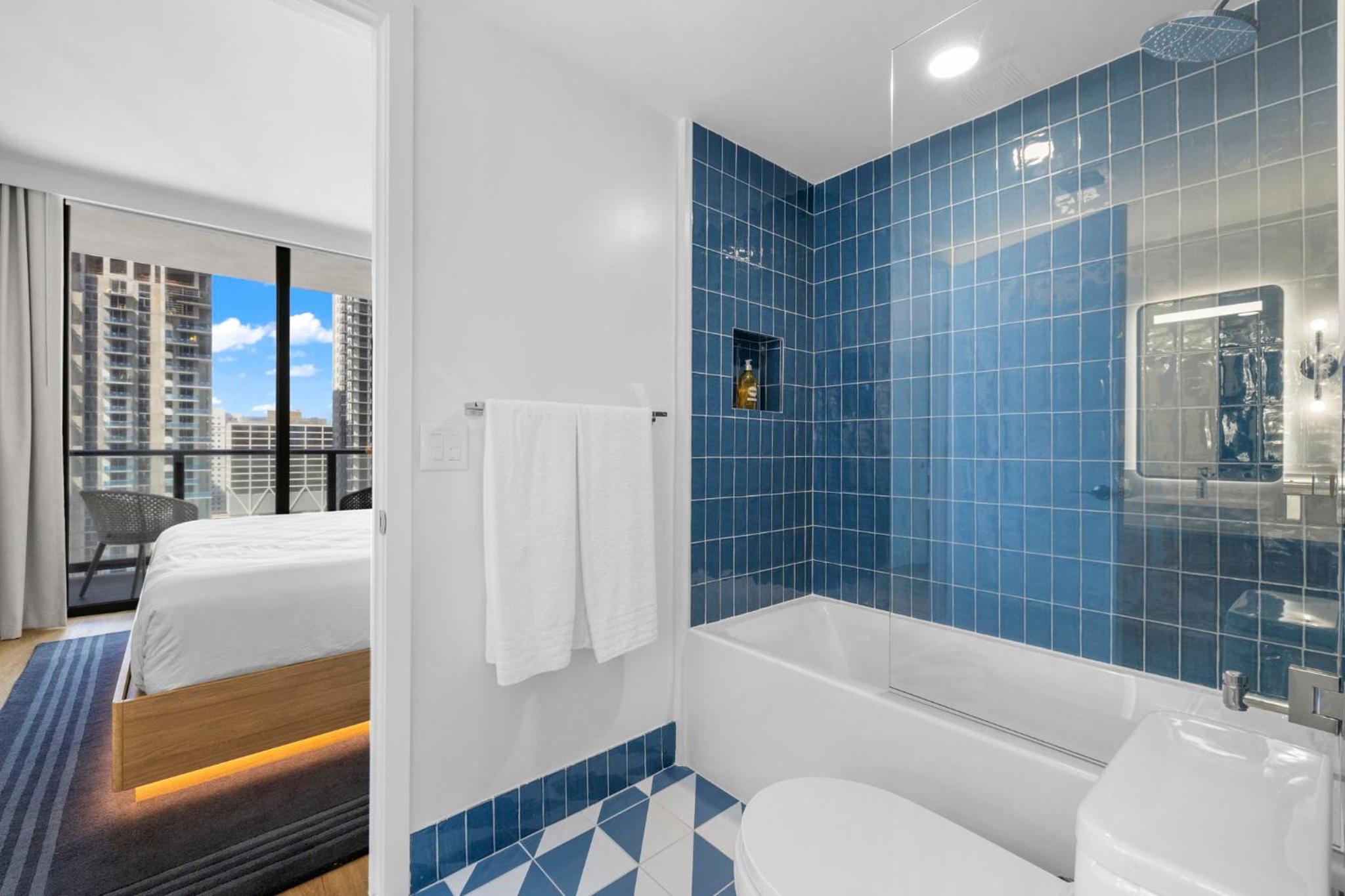 Miami Luxury 2BR w Panoramic Views & Free Parking
