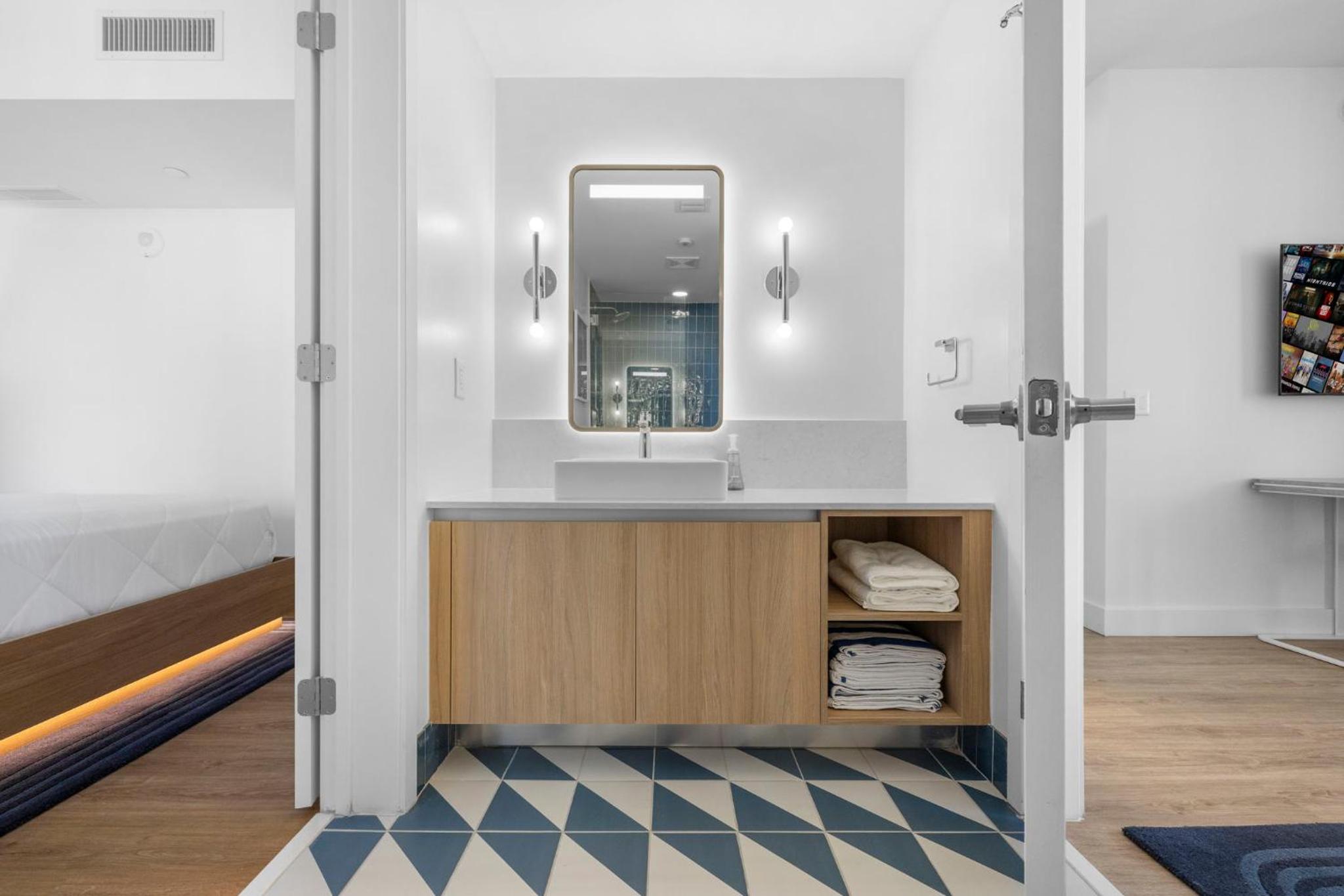 Miami Luxury 2BR w Panoramic Views & Free Parking