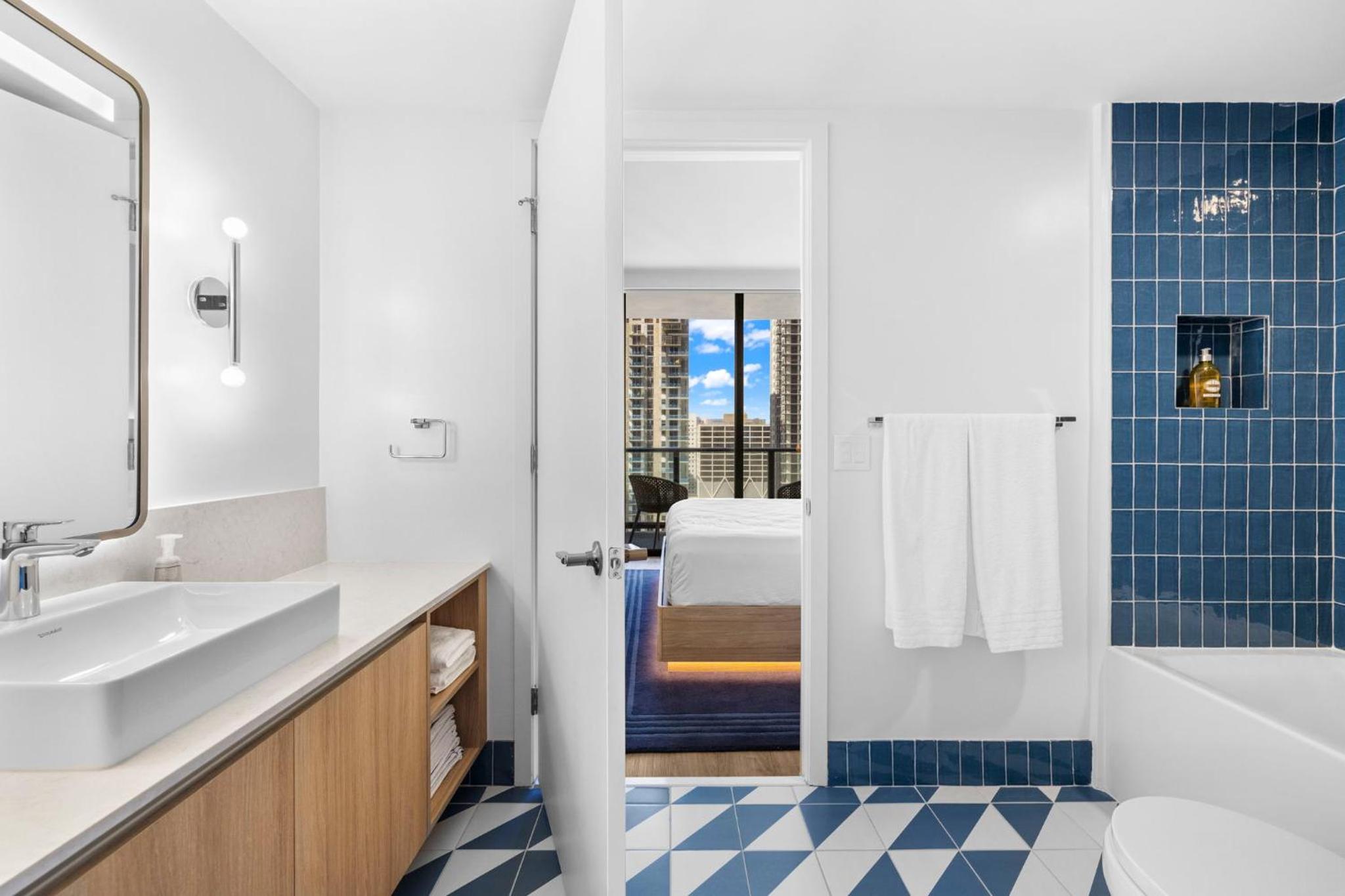 Miami Luxury 2BR w Panoramic Views & Free Parking